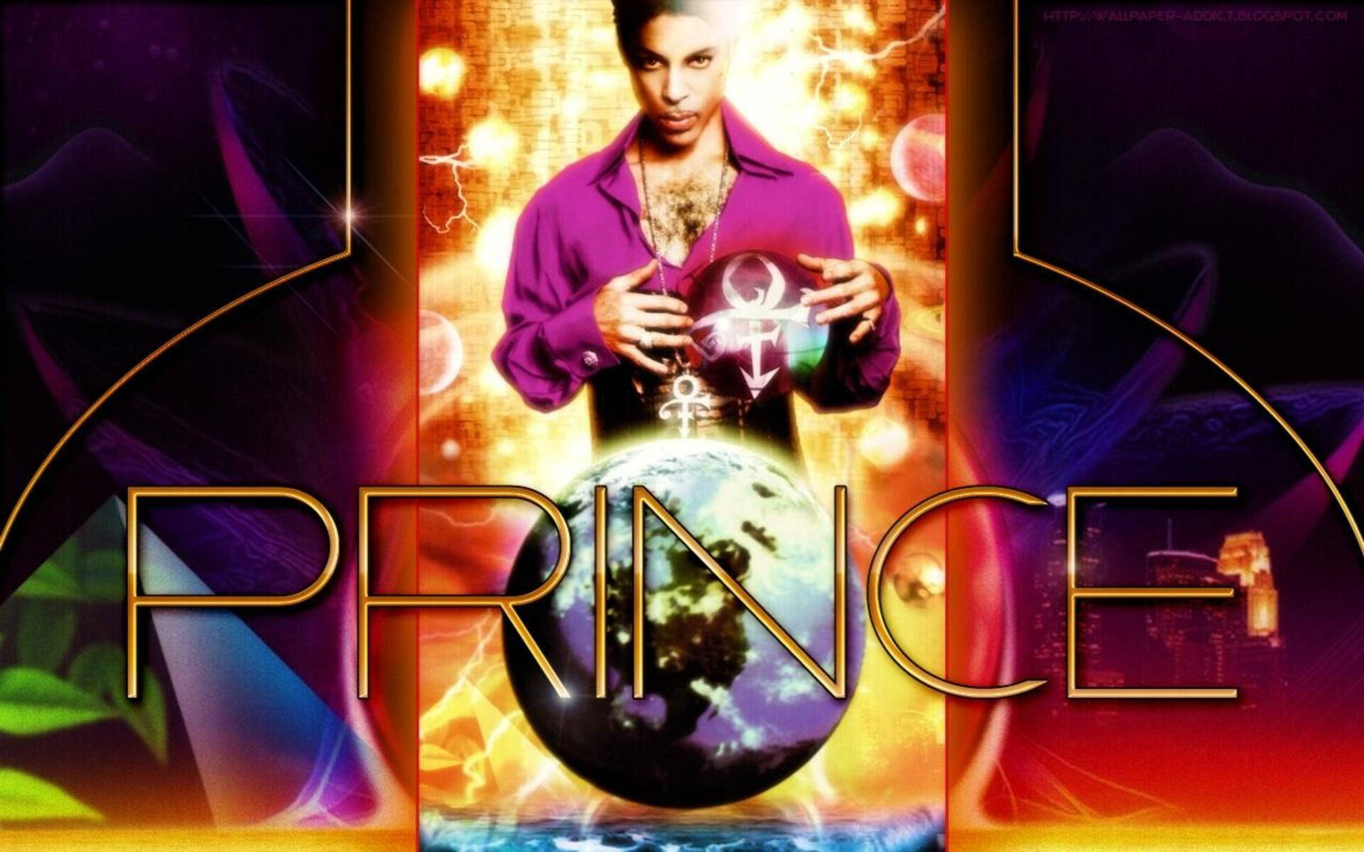 王子 桌布 壁紙 — Prince 站在充滿活力的宇宙場景中，手持發光球體，懸浮於一個以金色字母寫著他名字的行星之上。