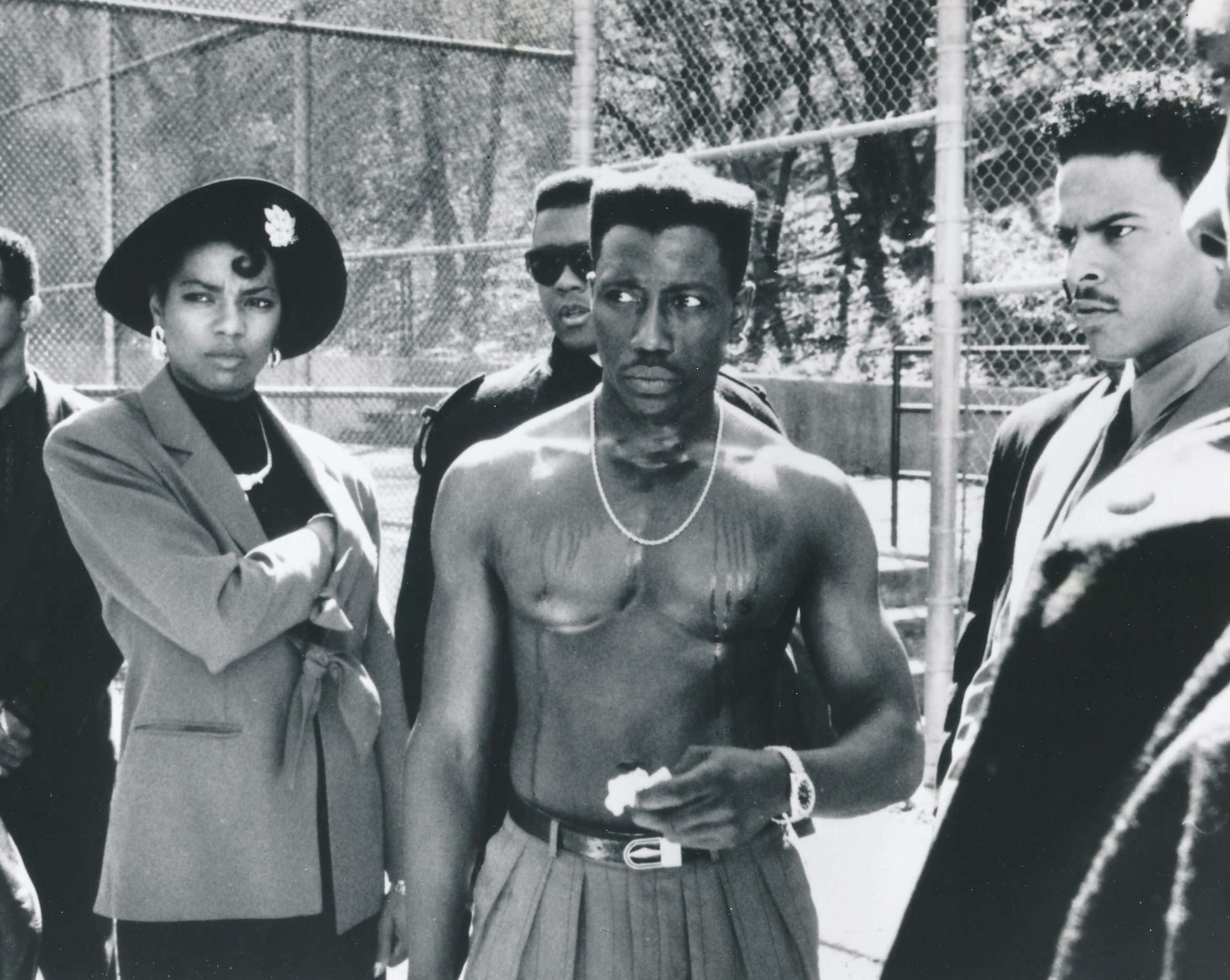 Boyz N The Hood 桌布 壁紙 — Prince 與他的樂隊在圍欄戶外區域中表情嚴肅的黑白照片。