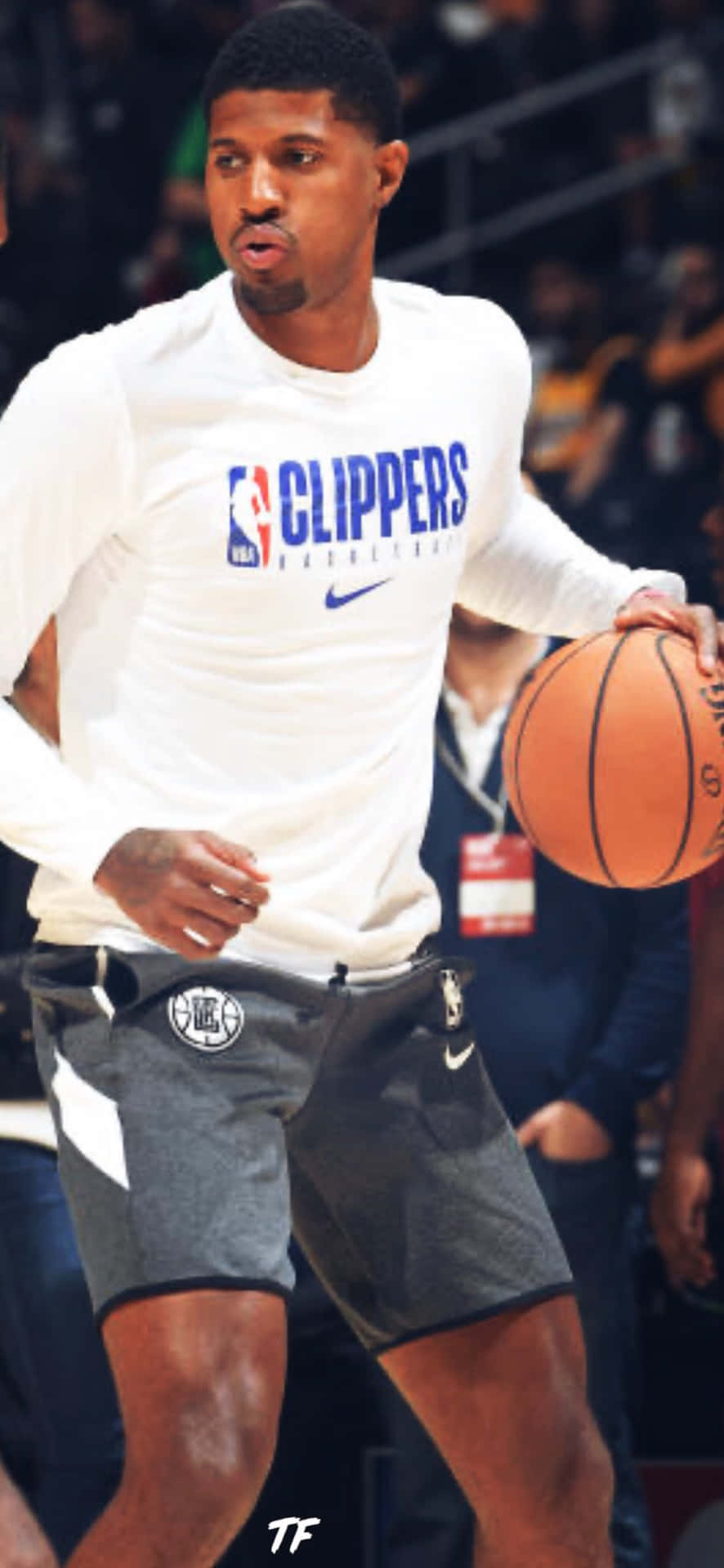 籃球運動員穿著快艇隊裝備在比賽中運球。 — NBA 壁紙