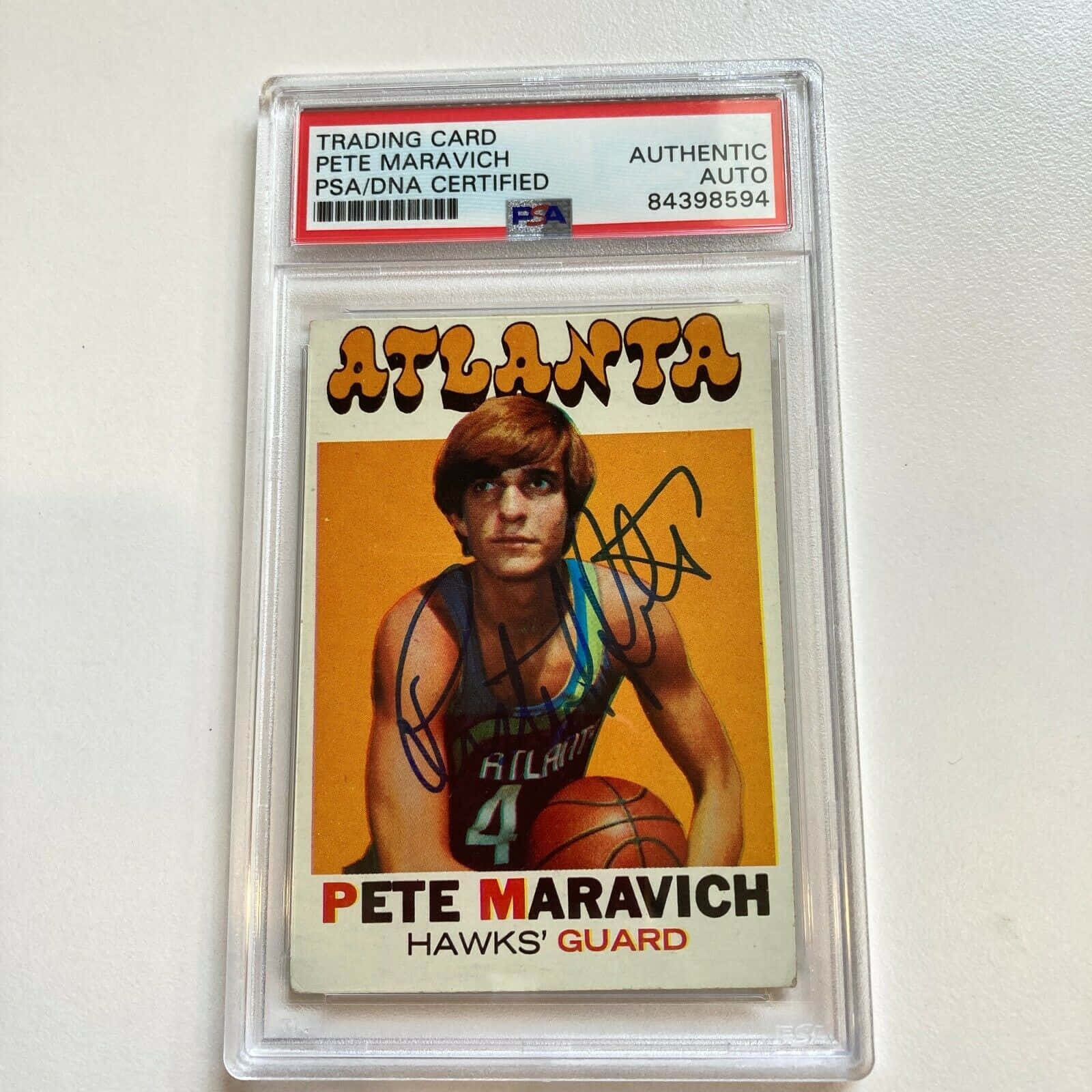 復古Pete Maravich親筆簽名亞特蘭大老鷹隊籃球交易卡，裝在PSA認證保護殼中。 — NBA 壁紙