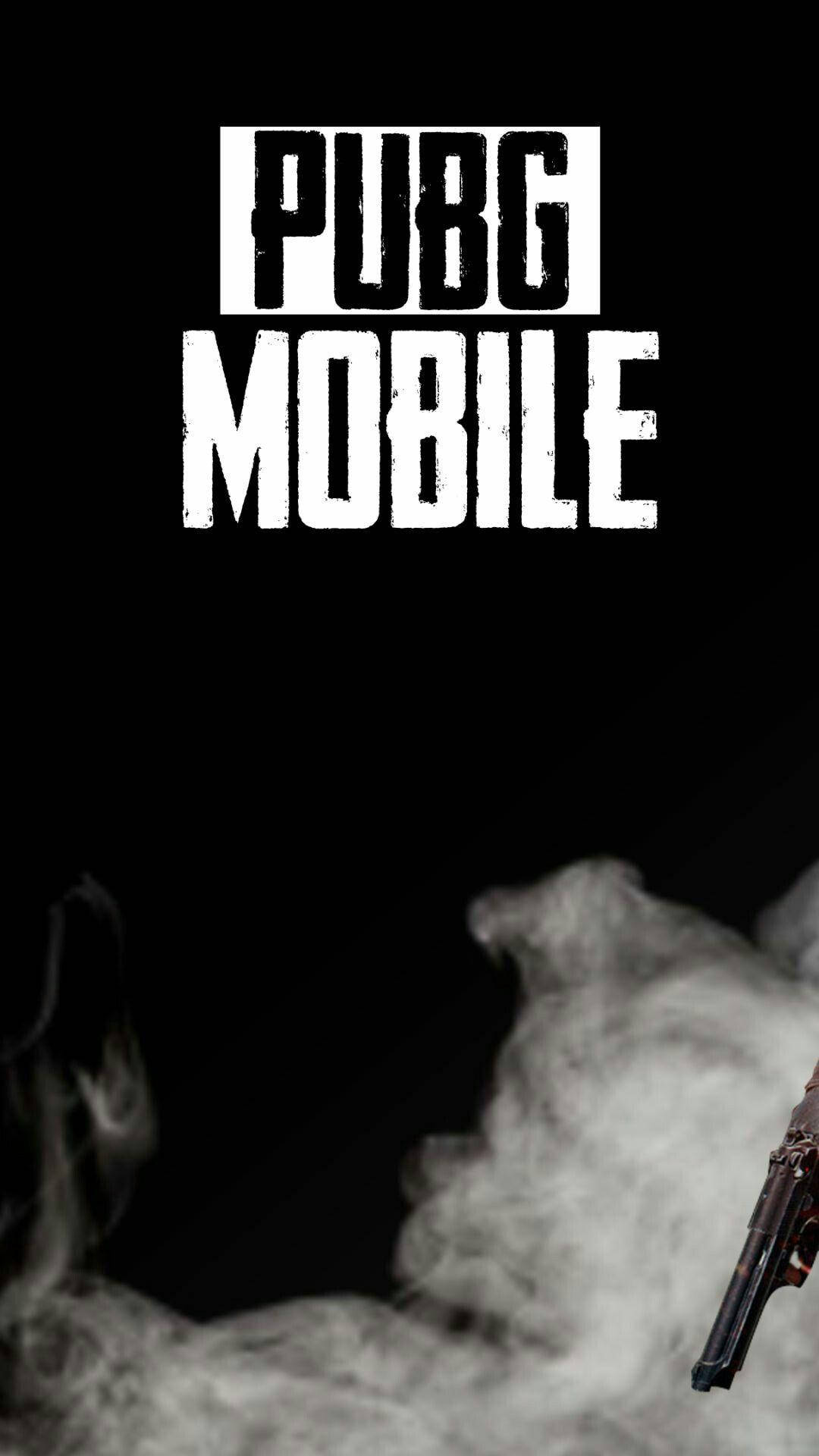 Pubg Logo 桌布 壁紙 — PUBG Mobile 標誌以粗體白色文字顯示在黑色背景上，部分可見煙霧和手槍。