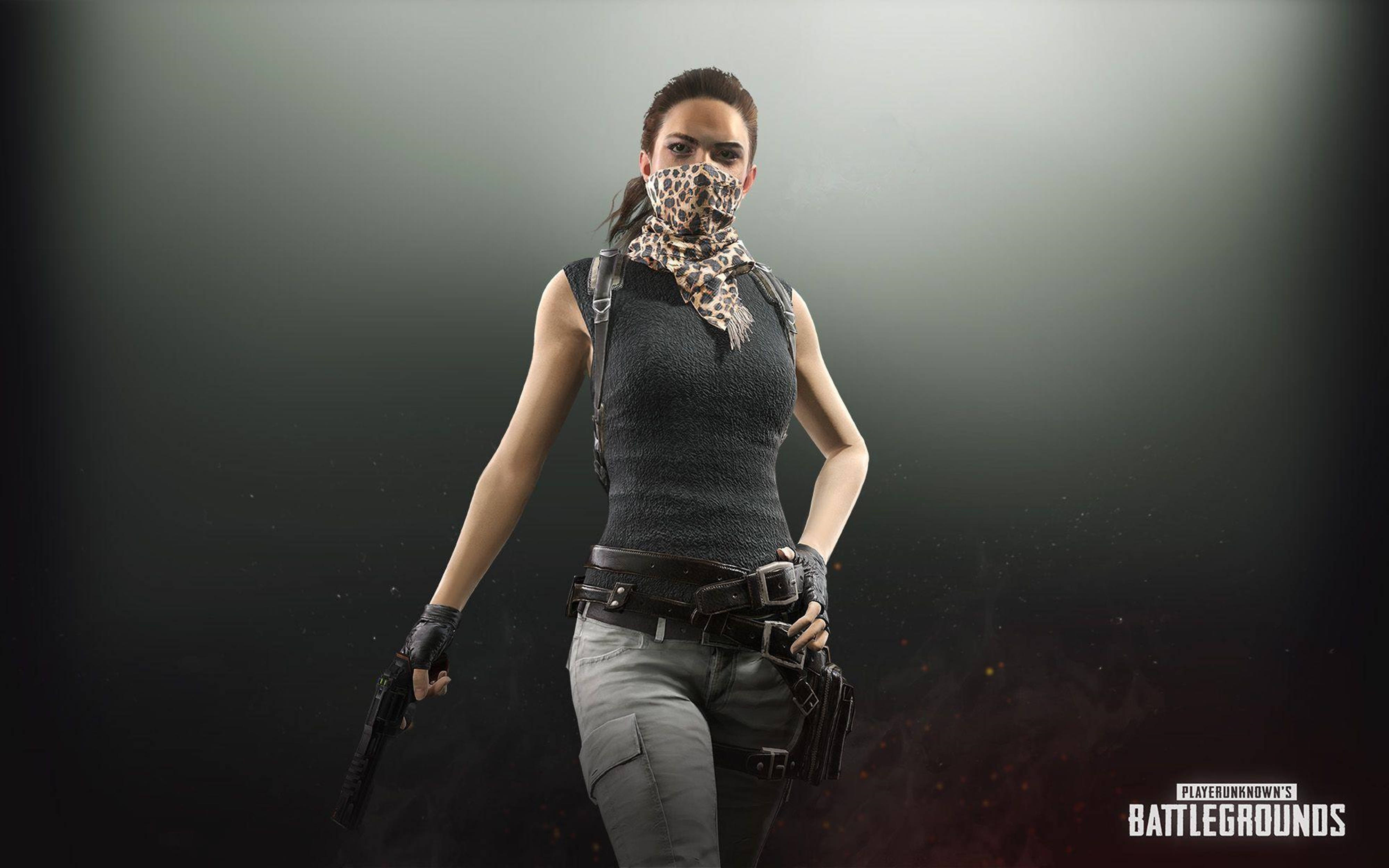 電玩遊戲 桌布 壁紙 — PUBG 中的女兵手持手槍，用豹紋圍巾遮住嘴巴，背景是煙霧瀰漫的黑暗環境。