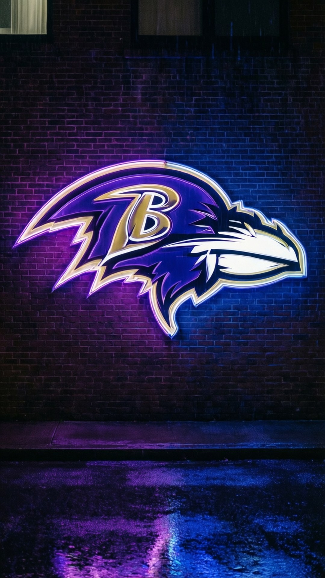 Neon Ravens Logo 壁紙 — 一個發光的紫色和金色巴爾的摩烏鴉隊霓虹燈標誌照亮了夜晚潮濕的磚牆，並在人行道上反射出鮮豔的色彩。