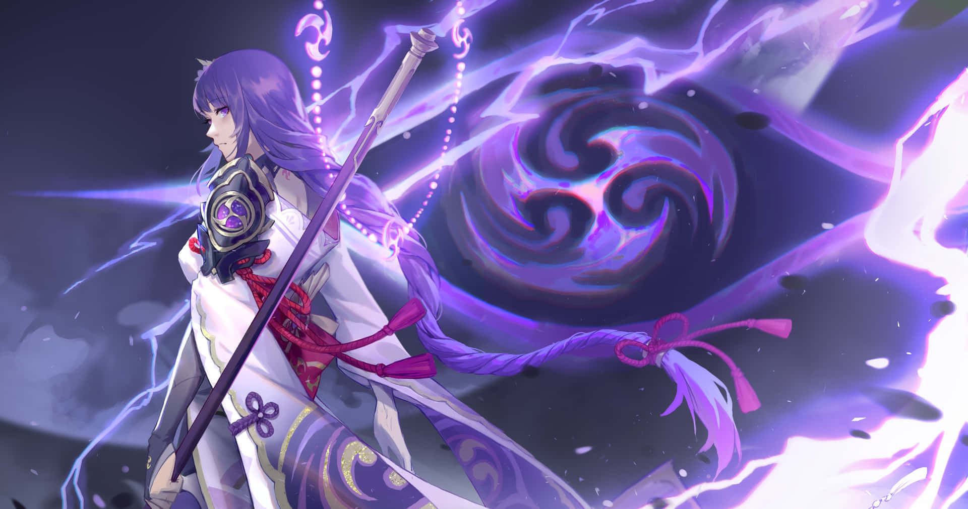  壁紙 — 一位紫髮動漫戰士身穿白金色盔甲，在旋轉的紫色閃電和神秘能量中揮舞法杖。