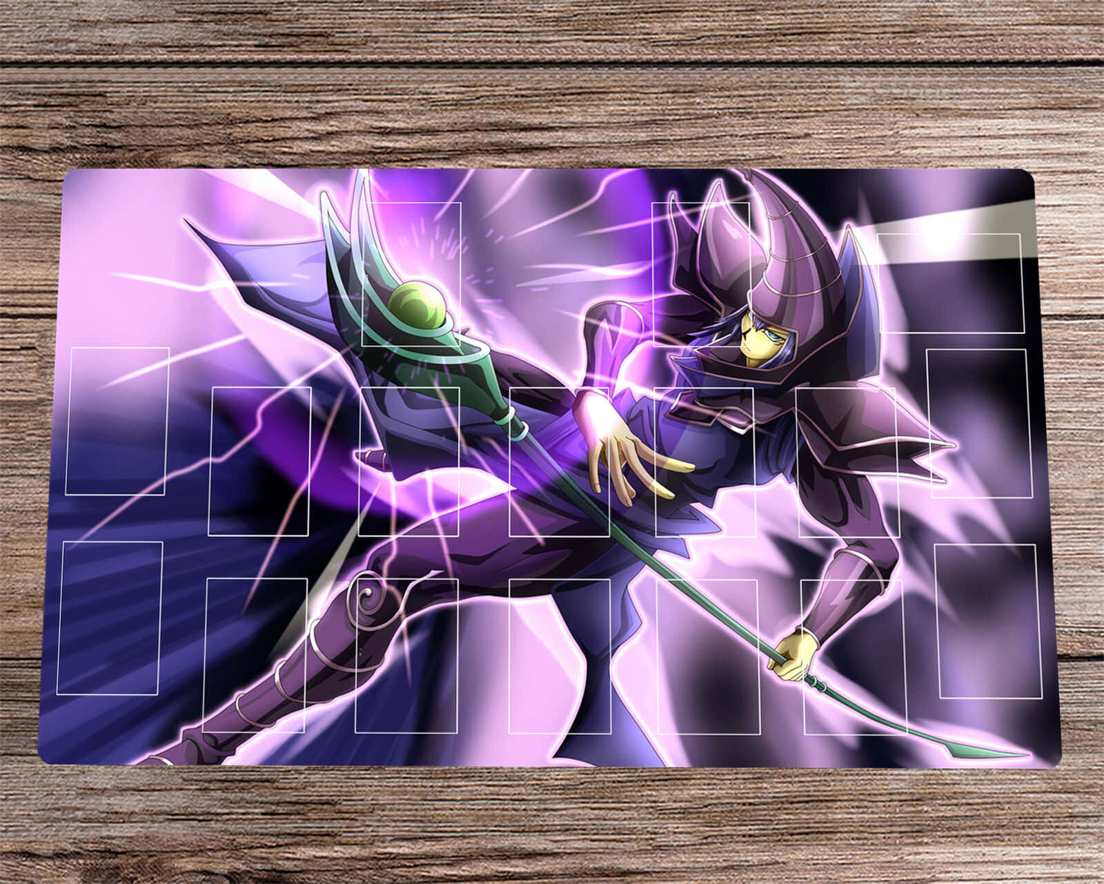 Yugioh Dark Magician 桌布 壁紙 — 一位身穿紫色長袍的動畫法師，閃爍著綠色光芒的眼睛，在木質表面上揮舞法杖，引導閃電能量。