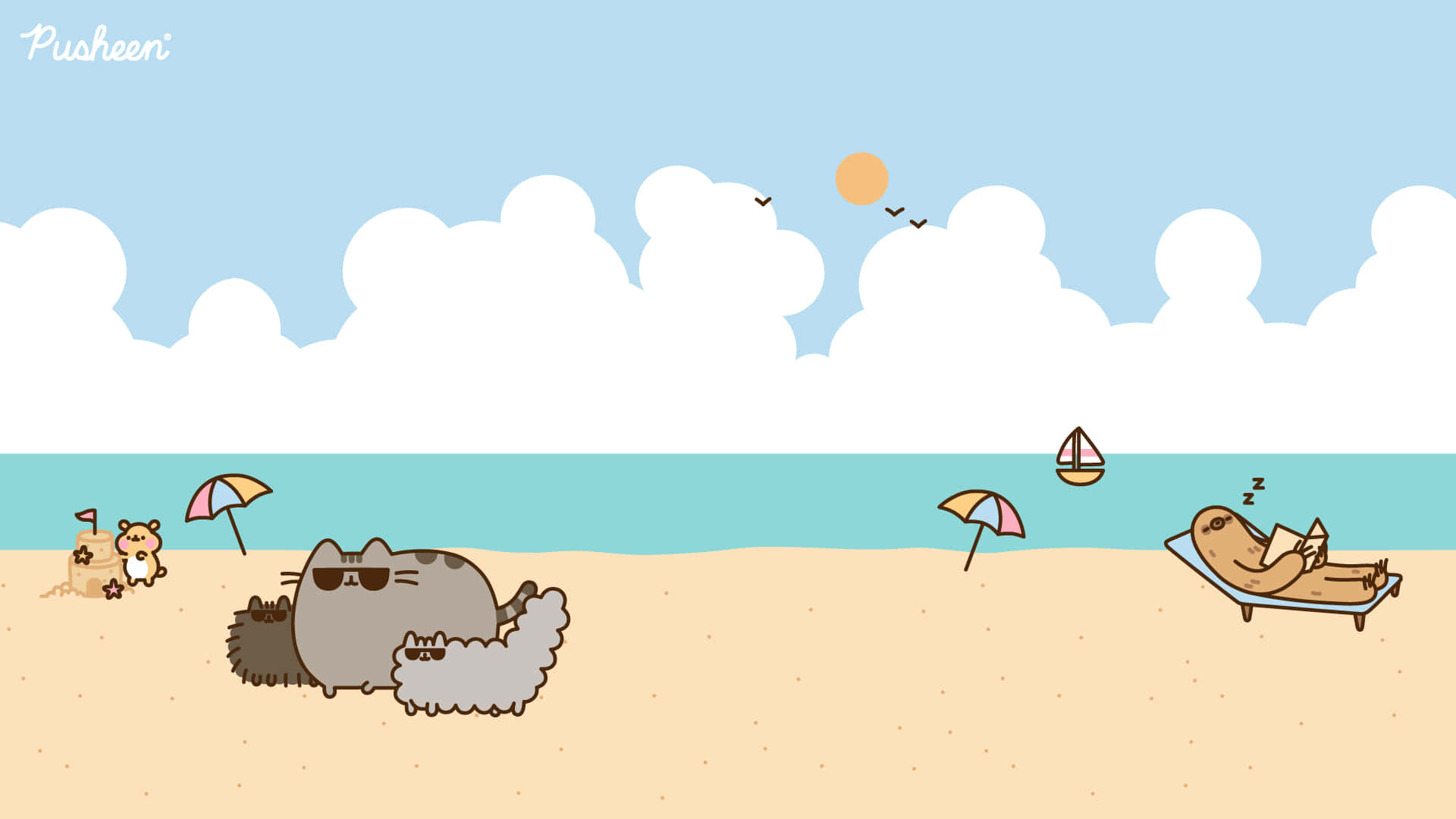 pusheen 動圖 桌布 壁紙 — Pusheen 和朋友們在陽光明媚的海灘上放鬆，有遮陽傘、沙堡和帆船，藍天白雲。