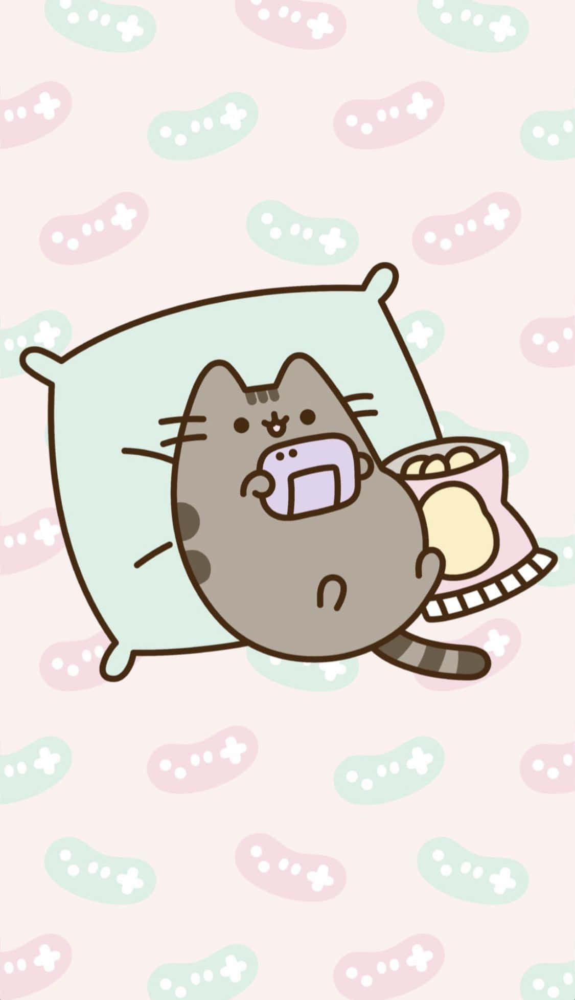 遊戲 桌布 壁紙 — Pusheen 貓咪在枕頭上休息，拿著手機和零食袋，背景是粉彩豆子圖案。