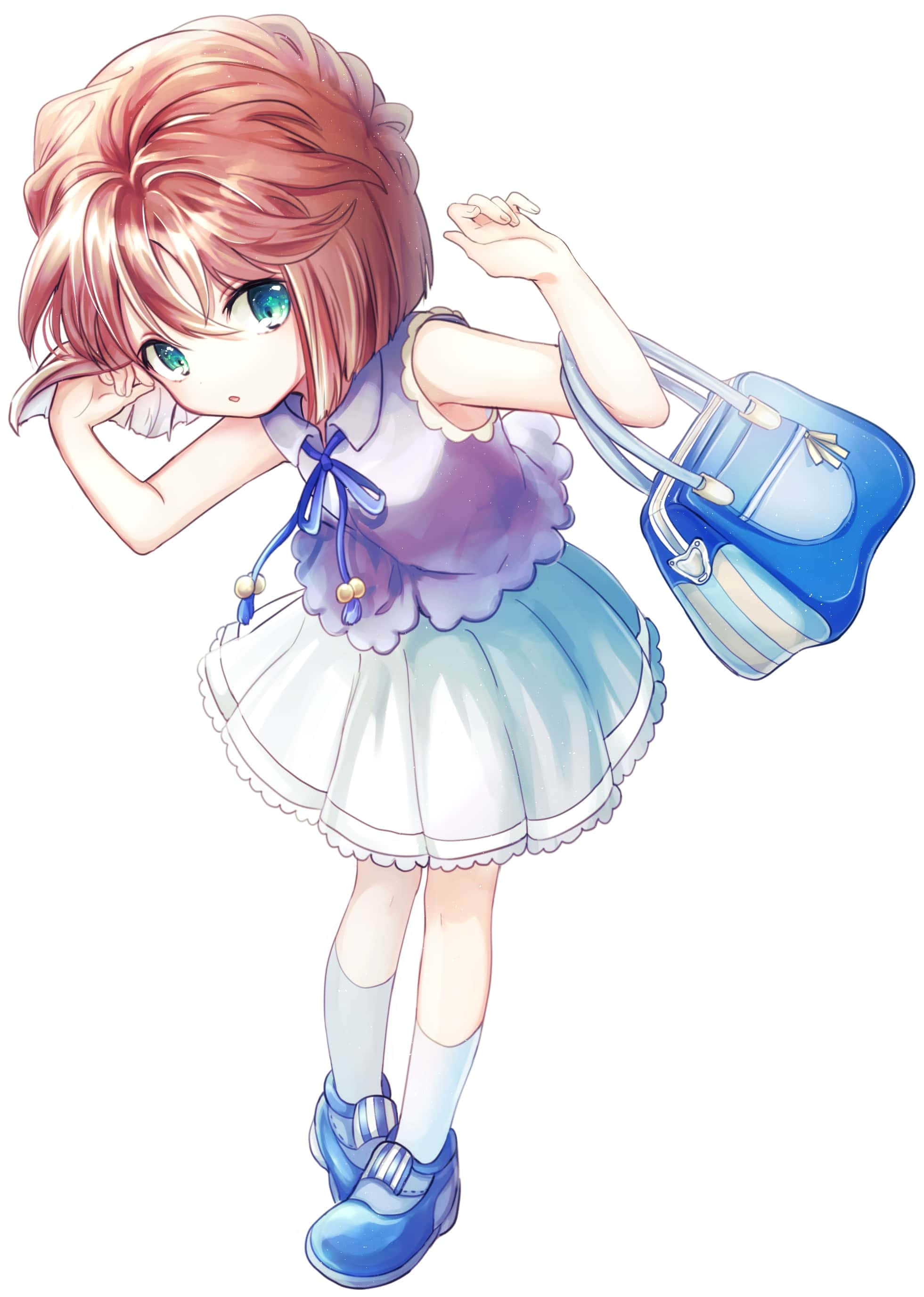 Haibara AI 桌布 壁紙 — 一個粉紅色頭髮、藍色眼睛的Q版動漫女孩，在白色背景前頑皮地拿著一個藍色背包擺姿勢。