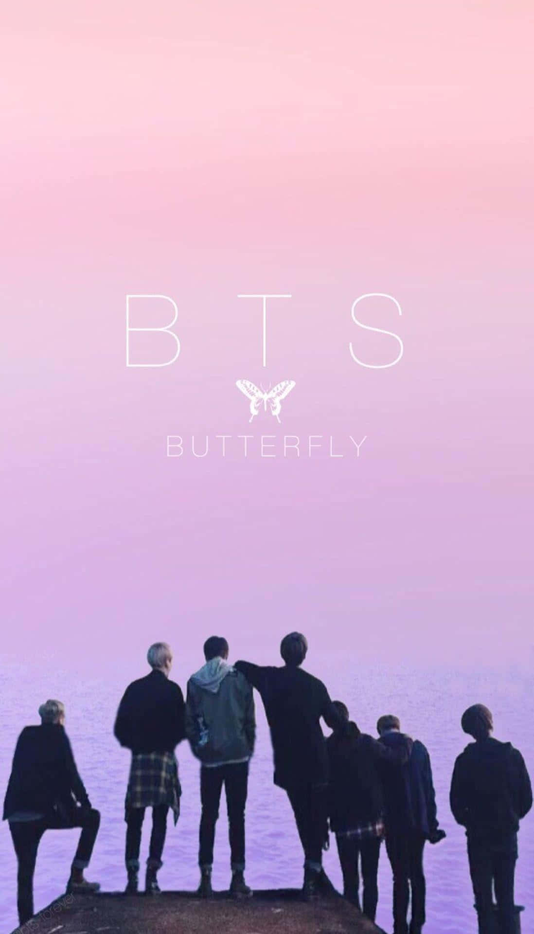 暮色中碼頭上的七個人影剪影，帶有BTS Butterfly文字。 — Bts 壁紙
