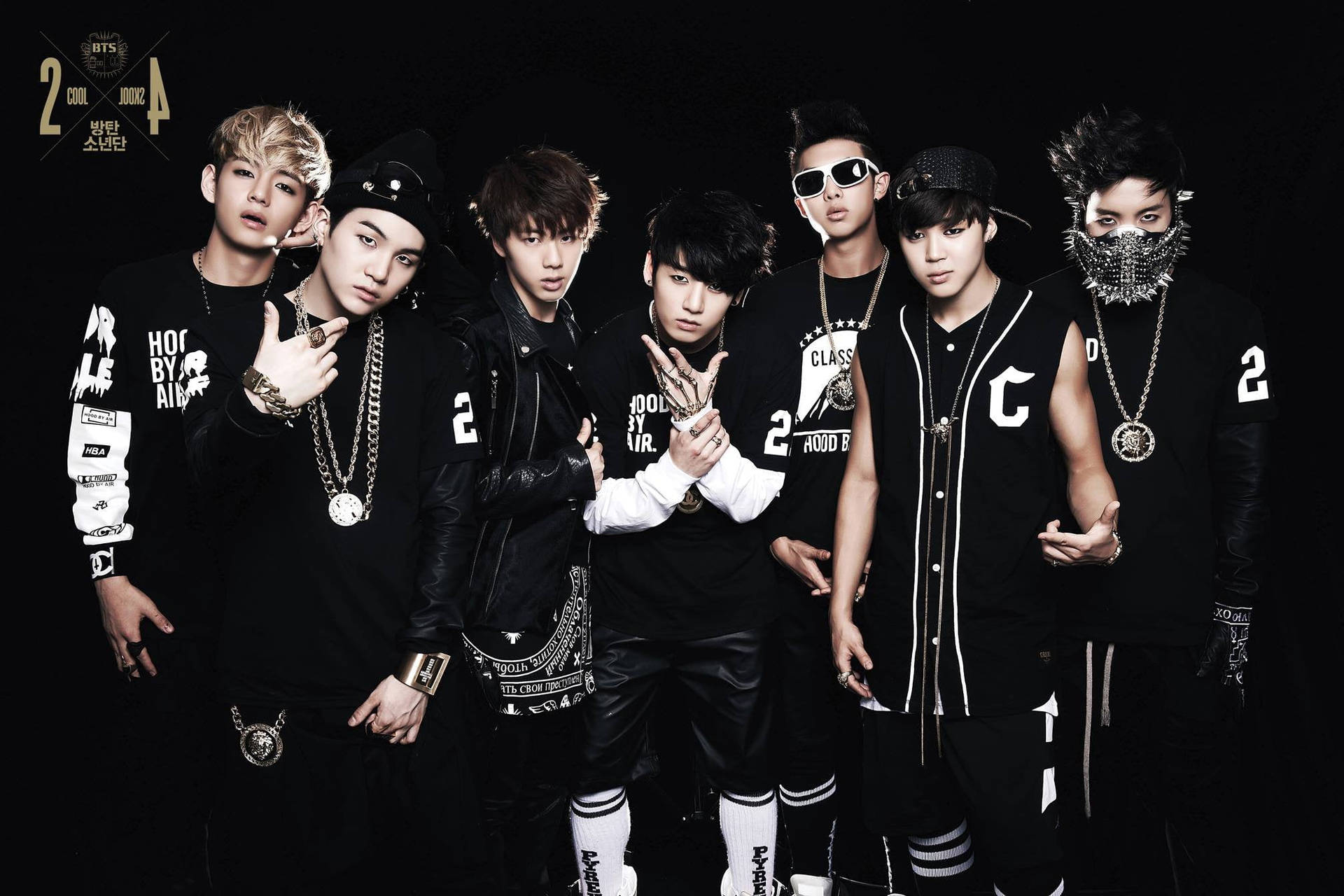 七位穿著黑色服裝的K-pop偶像自信地擺姿勢。 — Bts 壁紙