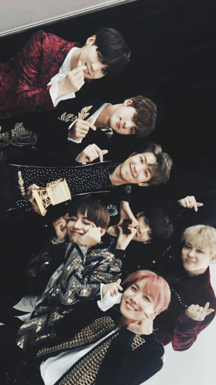 七位微笑的K-pop偶像穿著時尚服裝為照片擺姿勢。 — Bts 壁紙