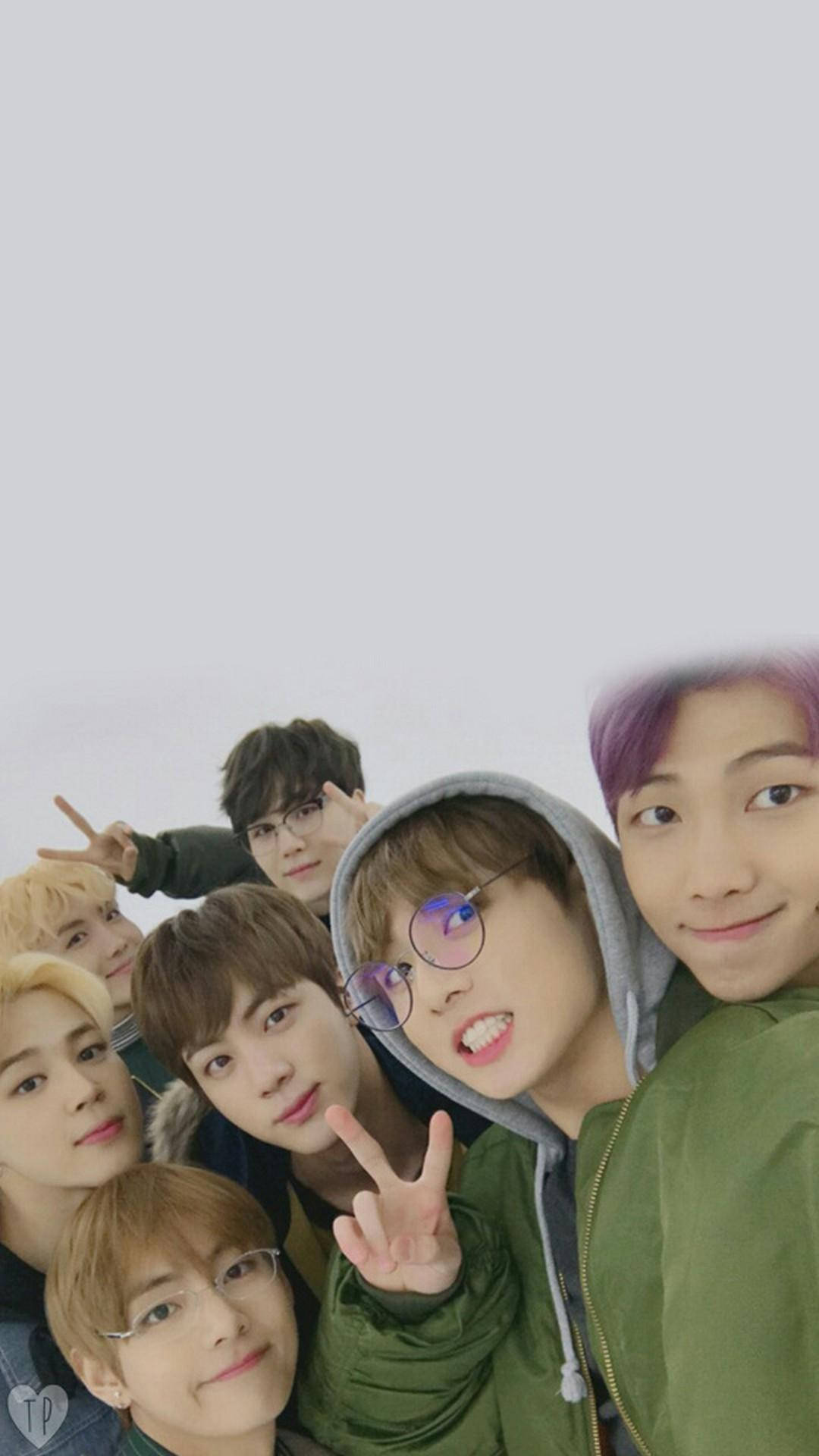 七位年輕男子擁有色彩繽紛的頭髮和眼鏡，在自拍中微笑。 — Bts 壁紙