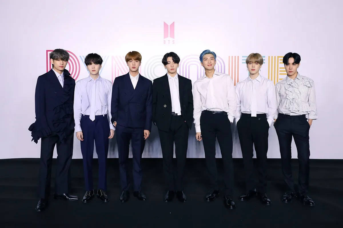 七位身穿正式西裝的K-pop偶像在活動中拍照擺姿勢。 — Bts 壁紙