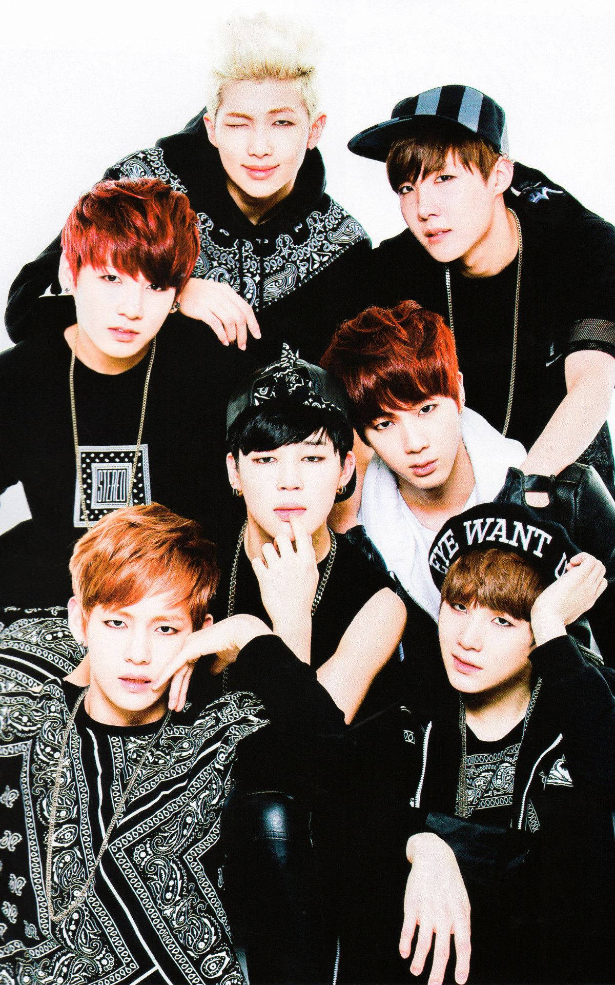 七位身穿黑色服裝、髮色繽紛的時尚年輕男士在攝影棚中擺姿勢。 — Bts 壁紙