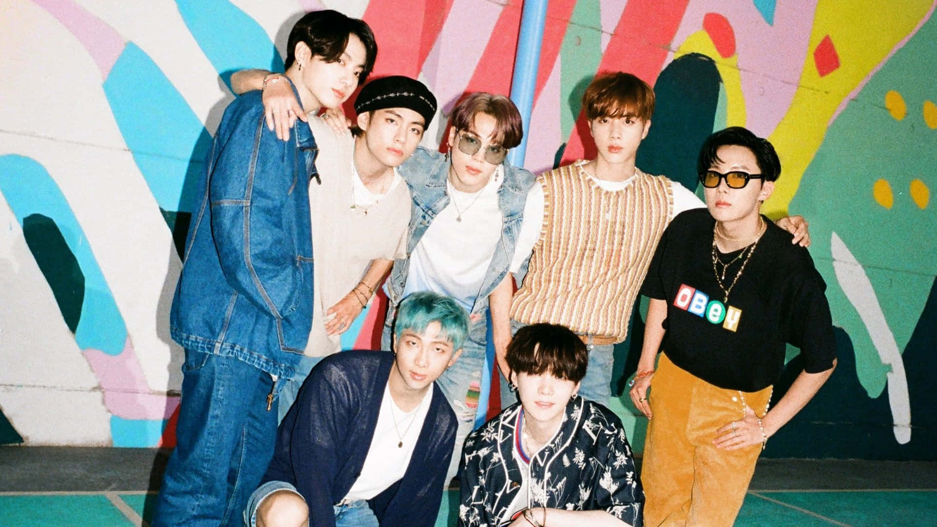 七位時尚年輕男士在色彩繽紛的塗鴉牆前擺姿勢。 — Bts 壁紙