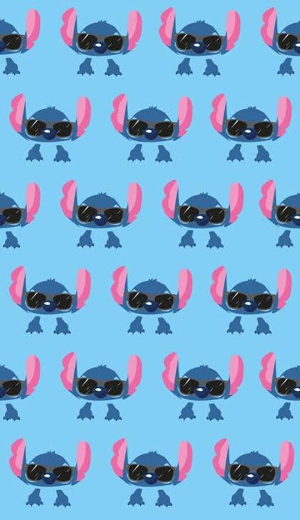 戴太陽眼鏡的藍色外星人史迪奇在淺藍色背景上以重複圖案呈現。 — Stitch 壁紙