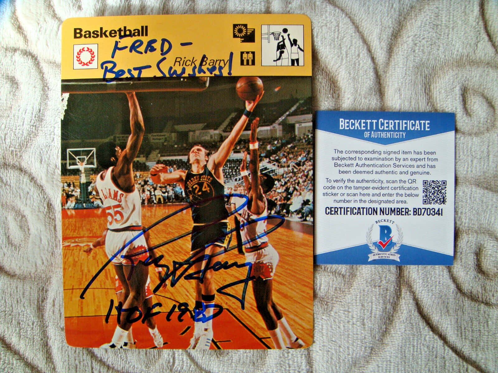 簽名Rick Barry籃球照片，附Beckett證書，置於紋理毛毯上。 — NBA 壁紙