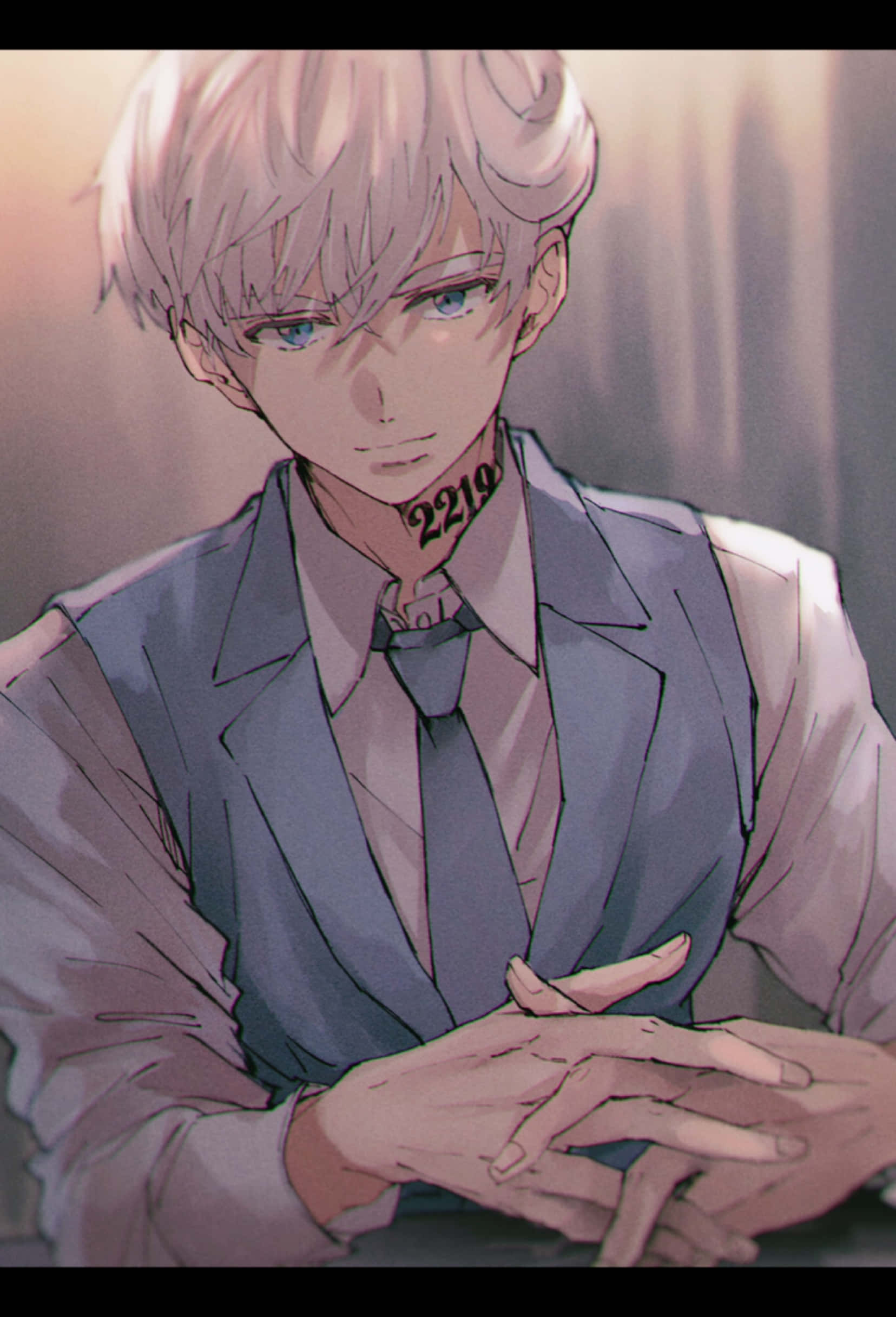 The Promised Neverland Norman 桌布 壁紙 — 一個淺色頭髮的動漫男孩穿著西裝，頸部有刺青，雙手緊握，沐浴在溫暖柔和的光線中，專注地凝視。