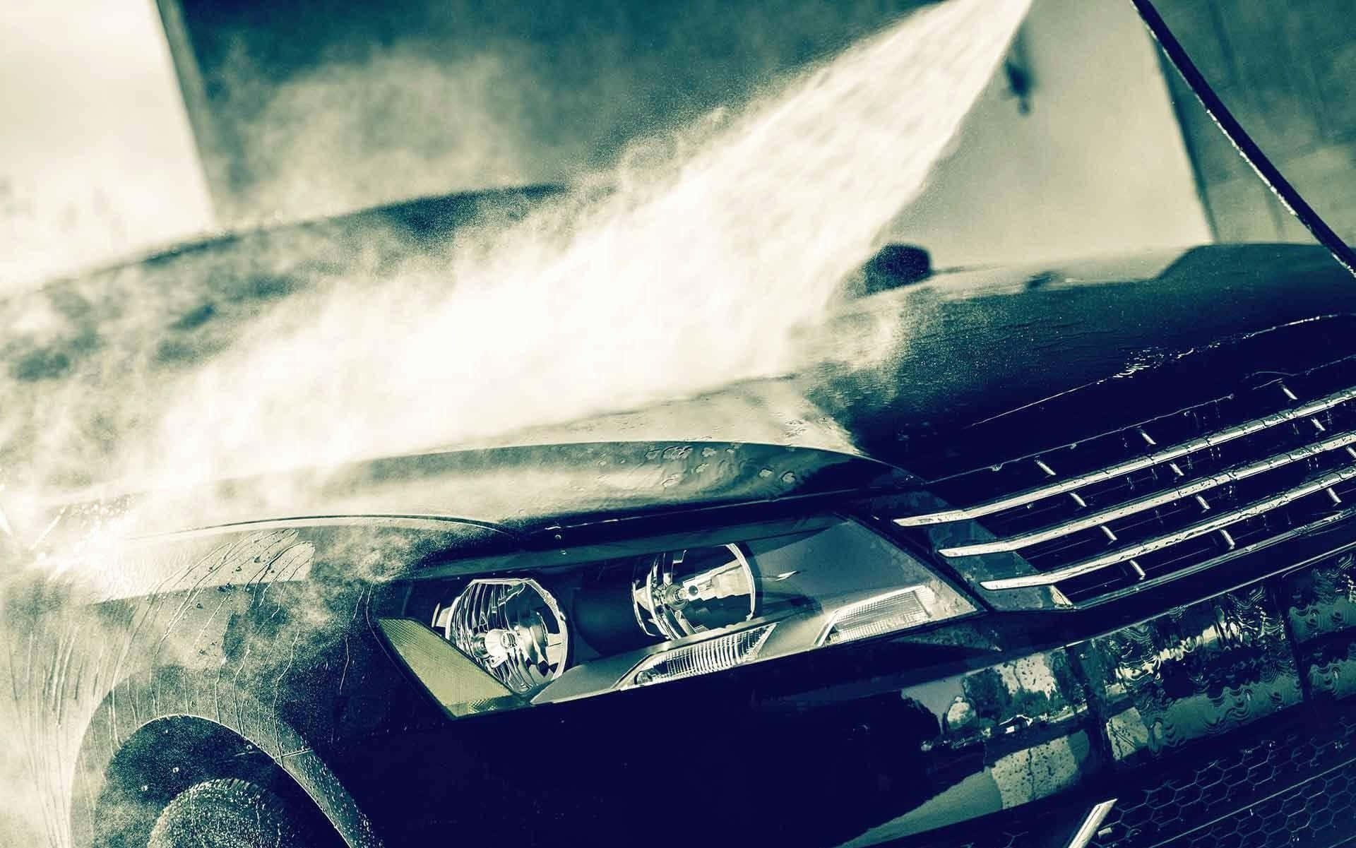 洗車期間水噴灑在黑色汽車上 — 洗車 壁紙