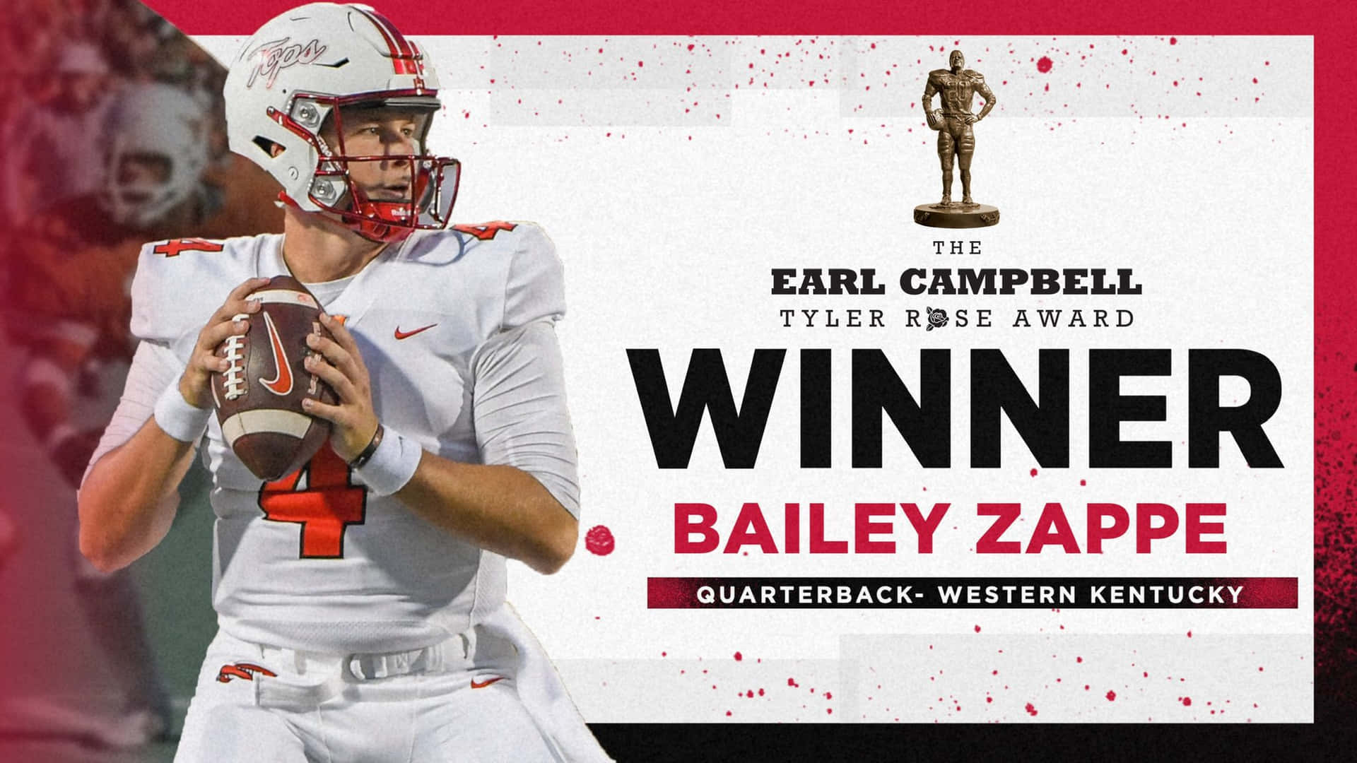  壁紙 — 身穿白色球衣的四分衛Bailey Zappe手持美式足球，背景是醒目的紅白圖案，宣佈他贏得Earl Campbell Tyler Rose Award。