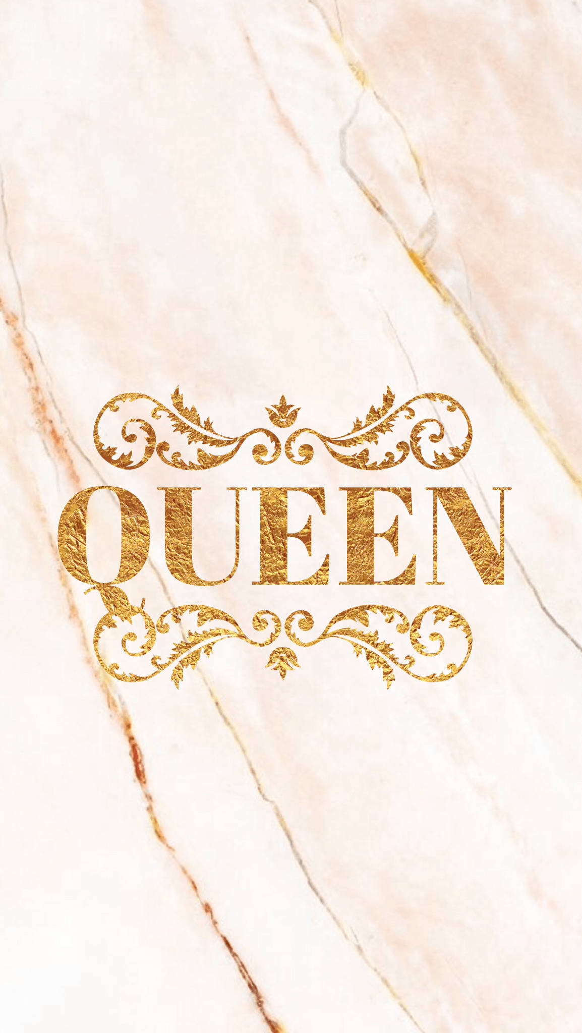 女王 桌布 壁紙 — 「queen」一詞以華麗的金箔字體呈現，置於帶有優雅紋理的柔軟粉紅大理石背景上。