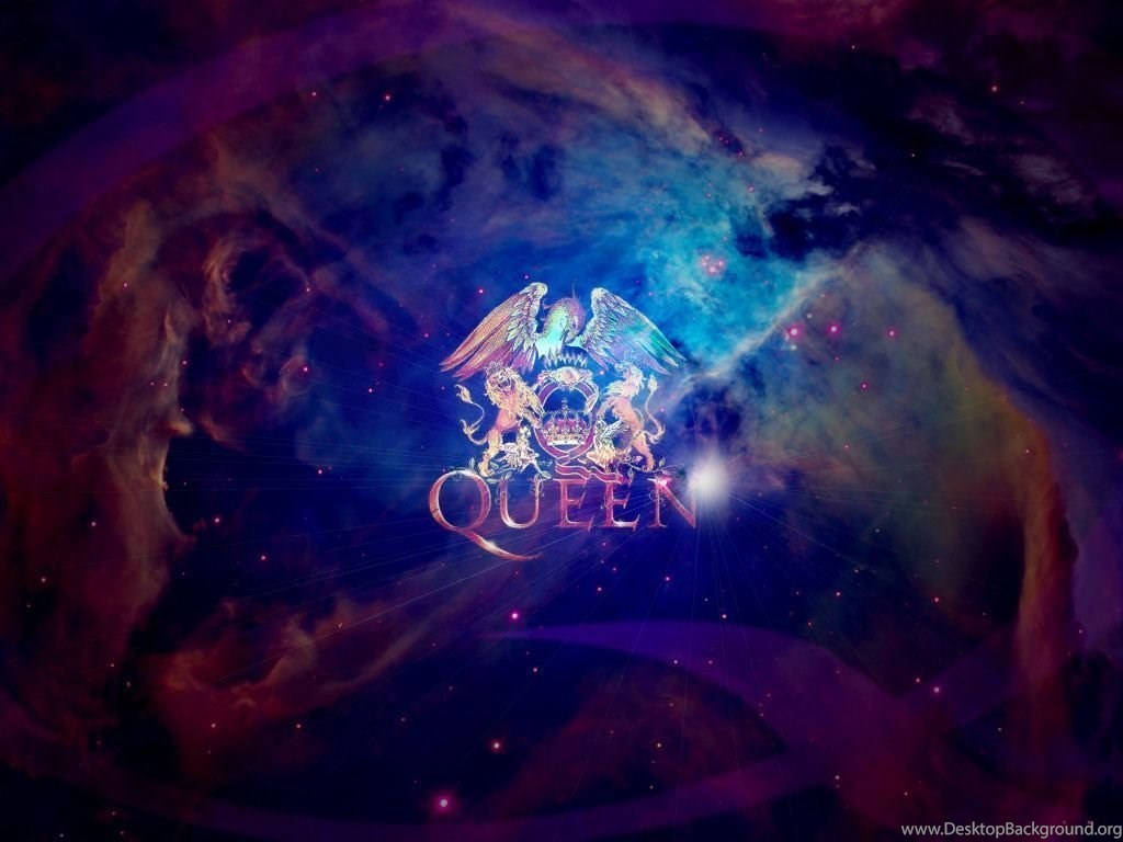 女王 桌布 壁紙 — Queen 樂隊標誌在紫色、藍色和粉紅色星星旋轉的宇宙星雲中發出耀眼的光芒。