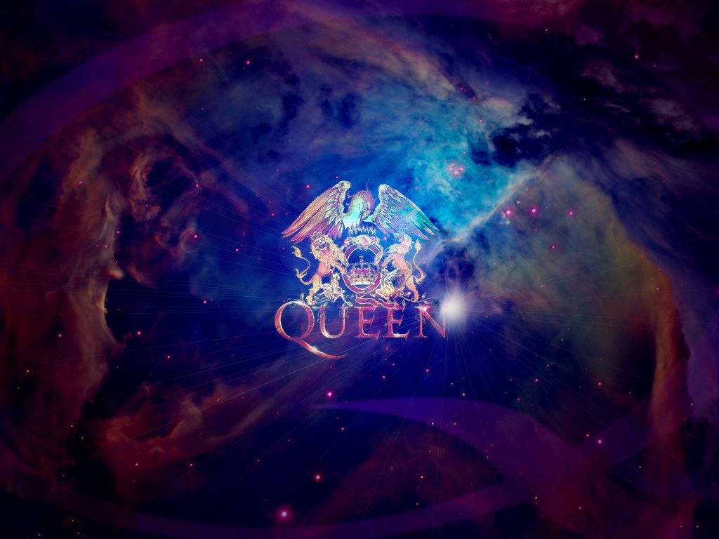 女王 桌布 壁紙 — Queen 樂隊標誌在紫色、藍色和粉紅色星星旋轉的宇宙星雲中，以發光的翅膀和獅子閃耀。
