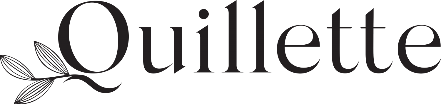 Company Logo 桌布 壁紙 — 「Quillette」一詞以優雅的灰色襯線字體呈現，左側帶有裝飾性葉片圖案。