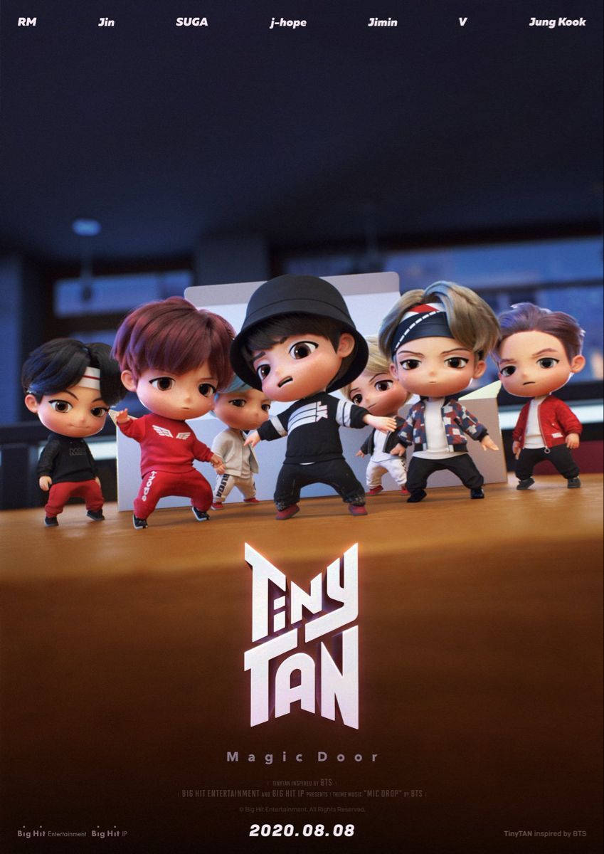 Tinytan 桌布 壁紙 — Q版動畫風格的BTS成員在昏暗的藍色燈光下於木製舞台上動感擺姿勢，下方有「TinyTAN」標誌。