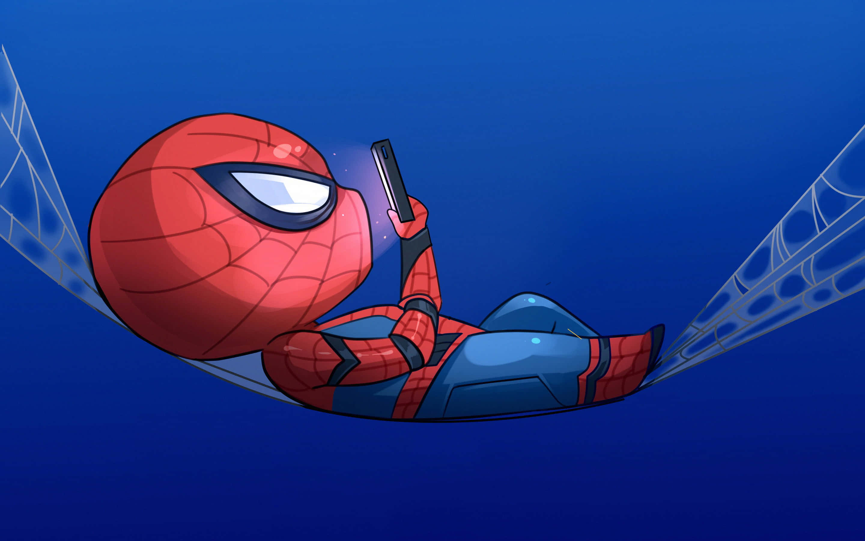 Spider-man Blue 桌布 壁紙 — Q版蜘蛛俠在深藍色背景的蜘蛛網吊床上躺著，滑手機。