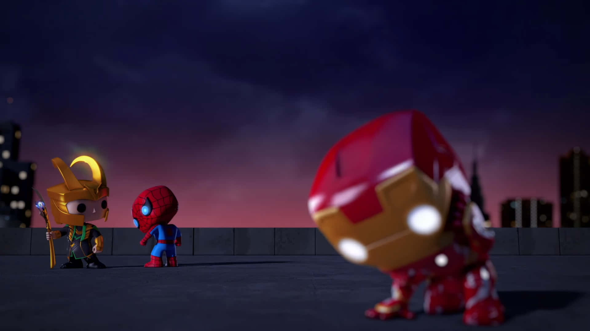 Iron Man Pop Figures 桌布 壁紙 — Q版超級英雄索爾、蜘蛛人和鋼鐵人在黃昏時分站在屋頂上，背景是城市天際線。