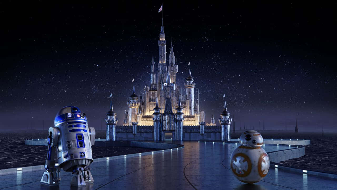 Disney World Desktop 桌布 壁紙 — R2-D2 和 BB-8 站在反光平台上，凝視著星空下閃閃發光的迪士尼城堡。