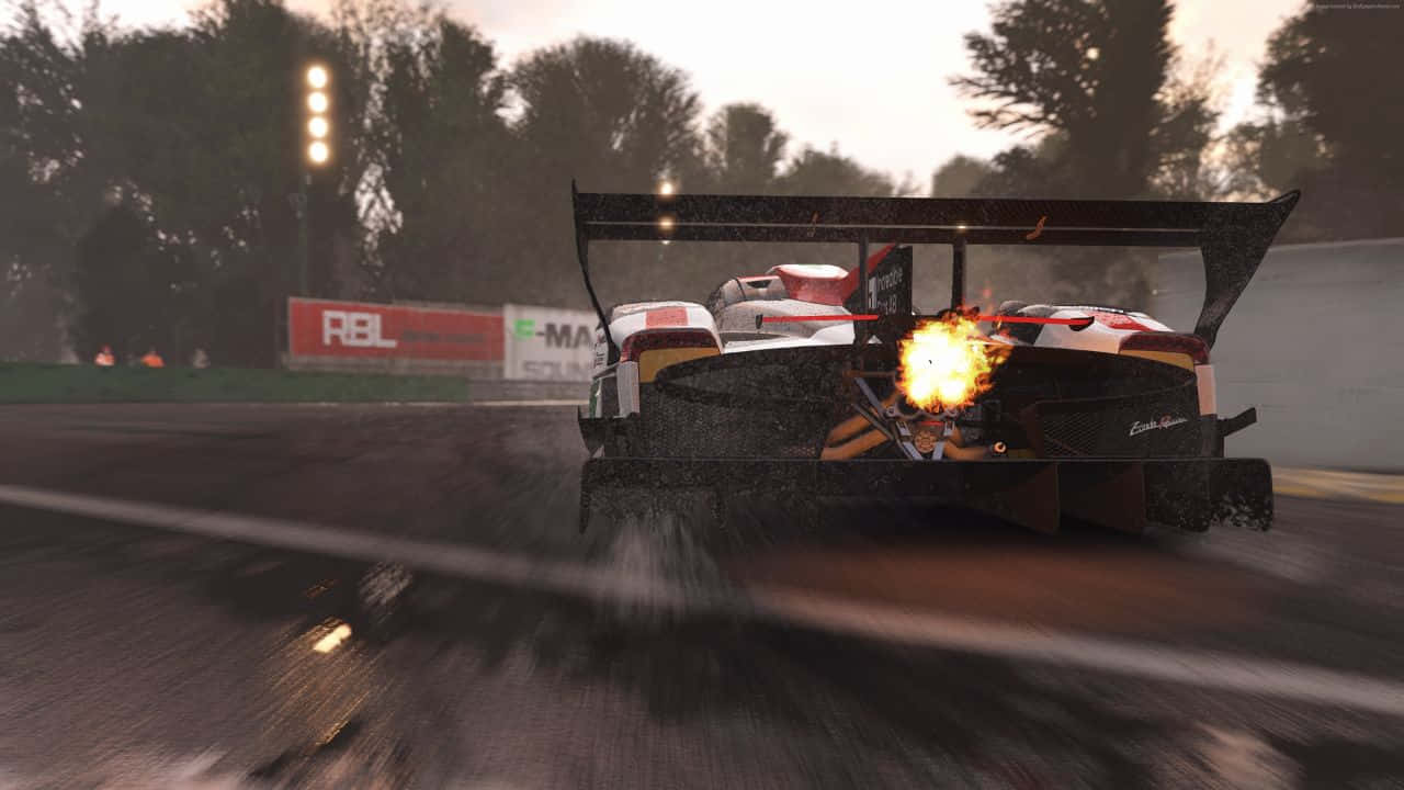 夜間比賽中，賽車在濕滑賽道上爆炸起火。 — Project Cars 2 壁紙