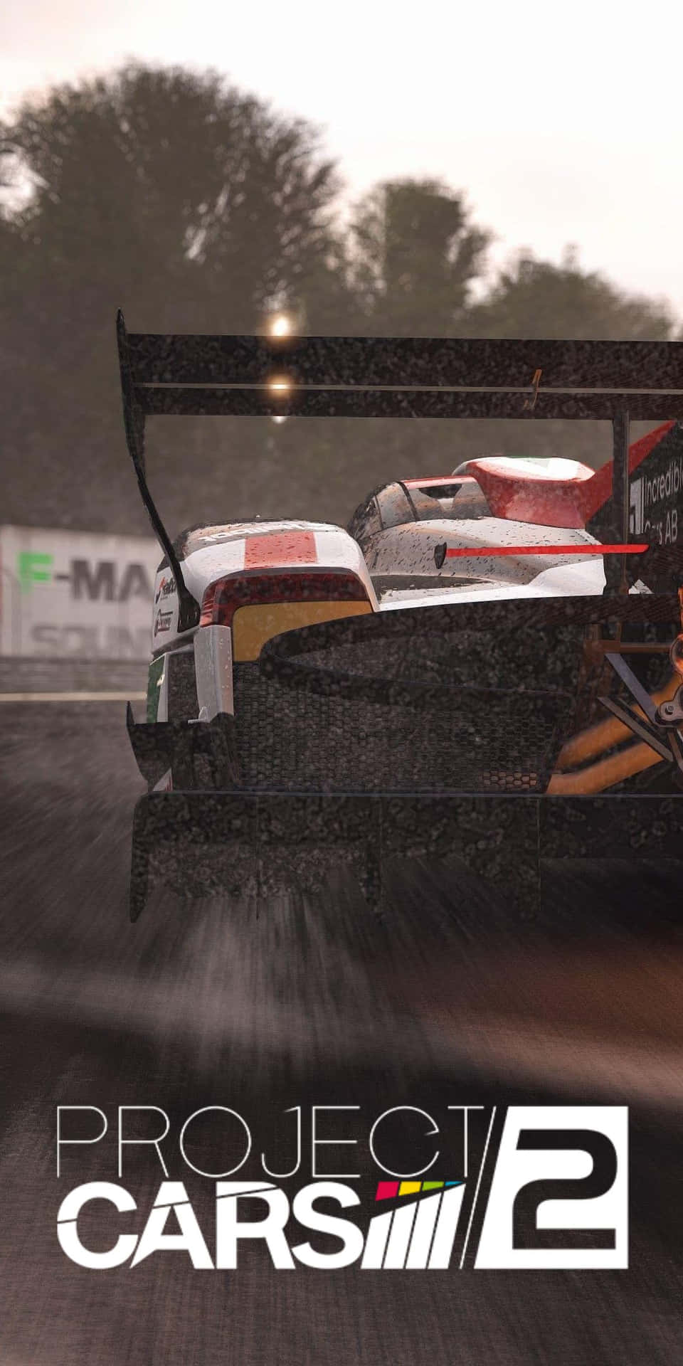 賽車在雨中濕滑的賽道上疾馳，背景有樹木。 — Project Cars 2 壁紙