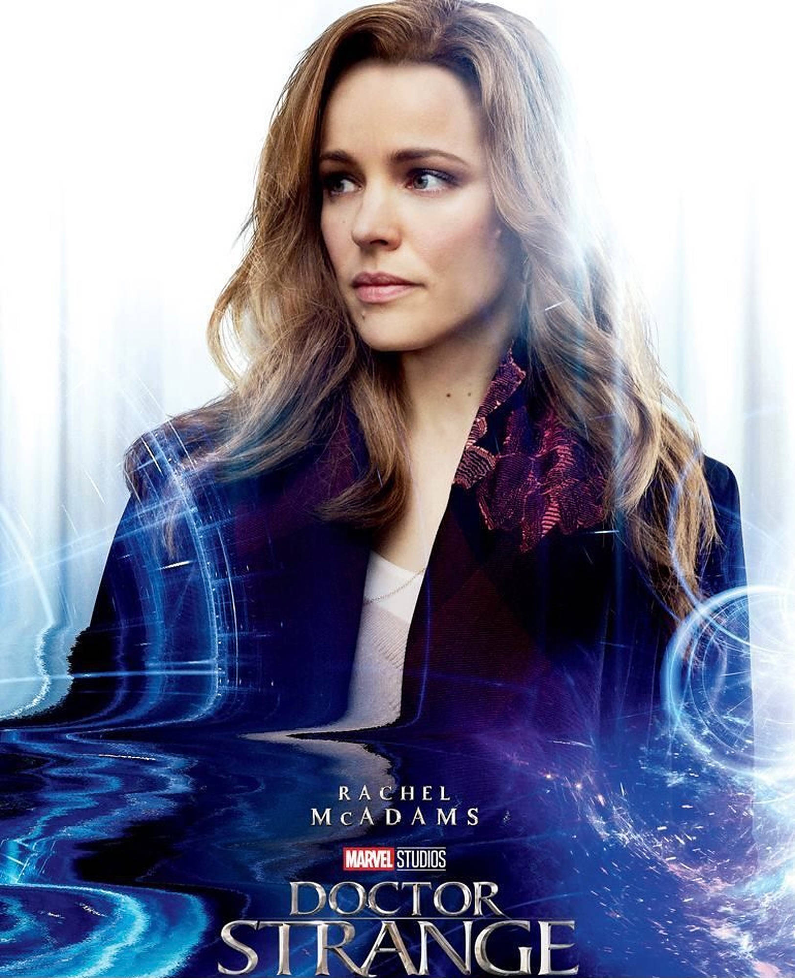 Rachel Mcadams 桌布 壁紙 — Rachel McAdams 作為奇異博士的戀人，發光的藍色魔法能量在她周圍旋轉，形成電影般的肖像。