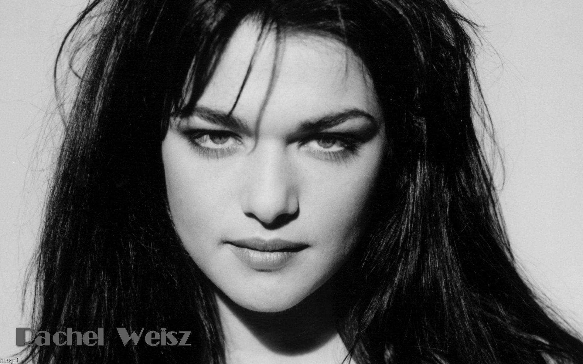Rachel Weisz 桌布 壁紙 — Rachel Weisz 的黑白特寫肖像，眼神強烈，深色亂髮，背景簡潔。