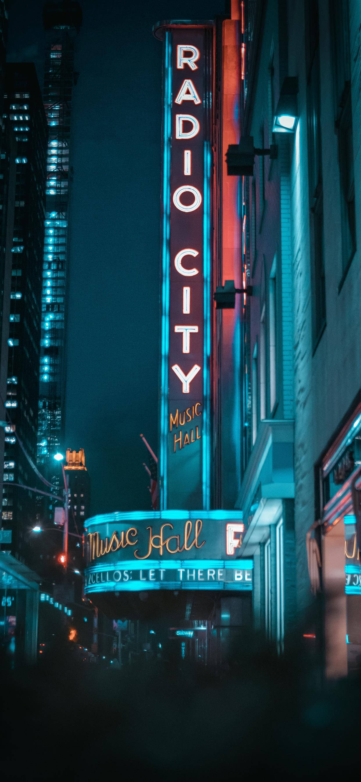 New York 桌布 壁紙 — Radio City Music Hall 高聳的霓虹燈牌在黑暗的城市夜空下發出紅藍光芒。