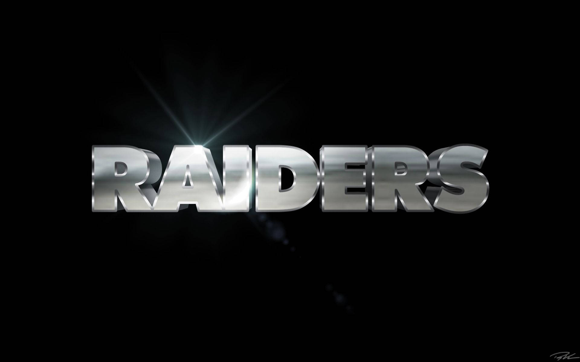 突襲者 桌布 壁紙 — RAIDERS 這個詞在黑色背景上以金屬3D字體發光，背後有明亮的鏡頭光暈。