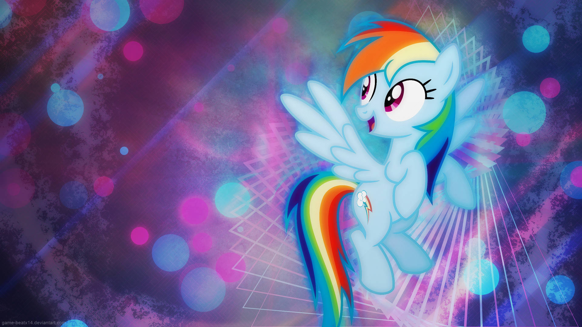 Cartoon 桌布 壁紙 — Rainbow Dash，一隻擁有彩虹鬃毛和尾巴的藍色小馬，在紫色、粉紅色和藍色燈光構成的鮮豔散景背景前自信地微笑。