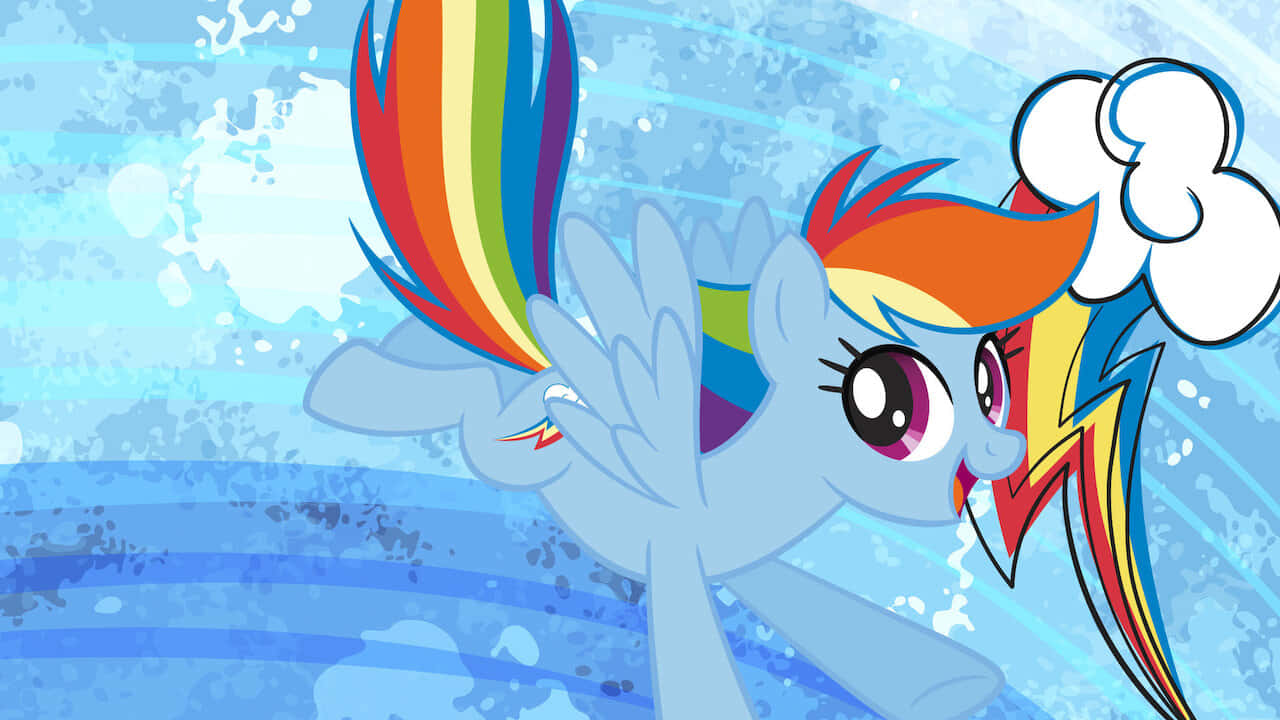 彩虹小馬 桌布 壁紙 — Rainbow Dash，一隻藍色小馬，擁有彩虹鬃毛，在動感的藍天背景下充滿活力地飛翔。