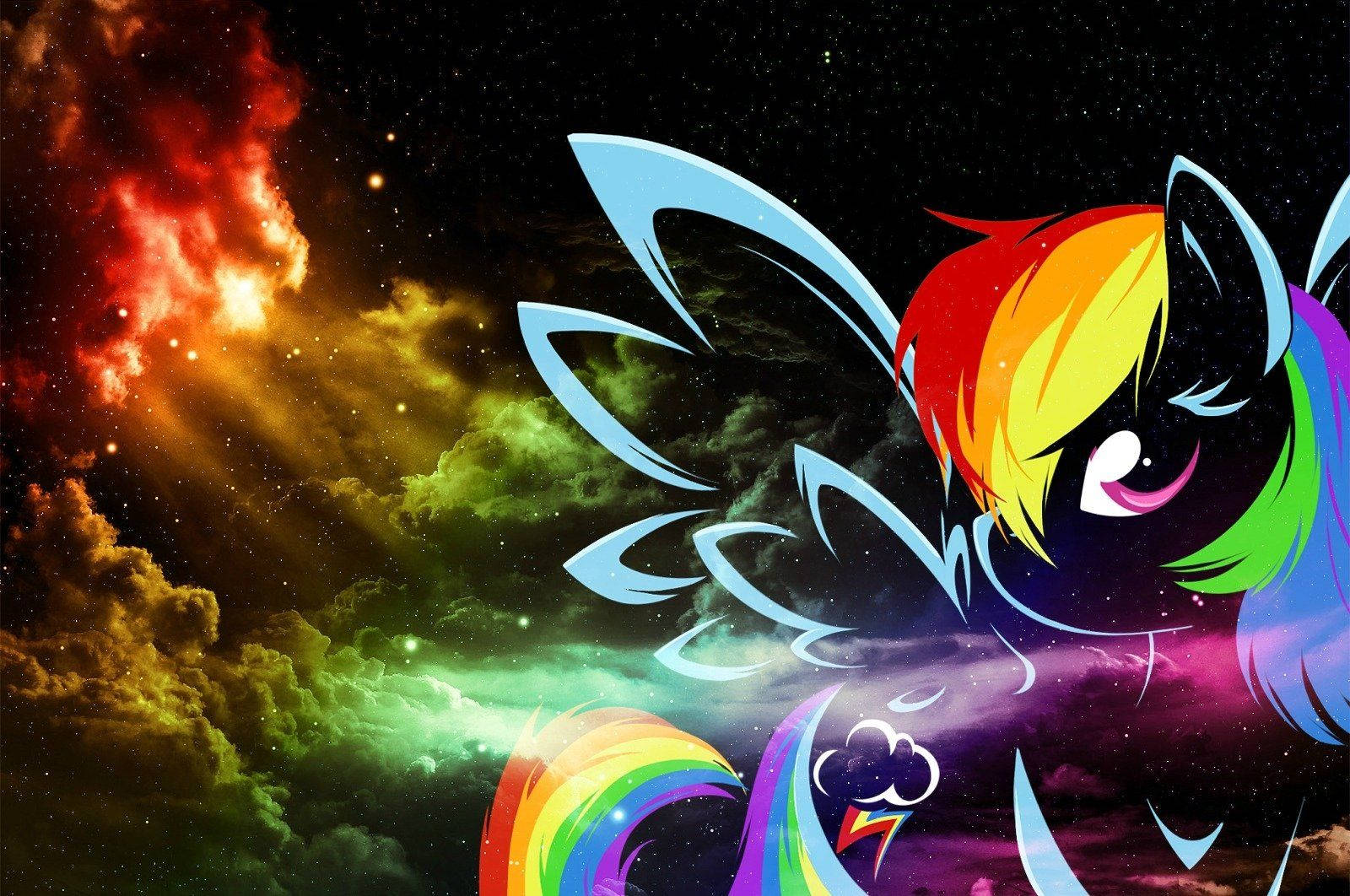 my 桌布 壁紙 — Rainbow Dash 在充滿活力的宇宙星雲中翱翔，星雲中有旋轉的紅色、綠色和紫色雲彩，背景是繁星點點的黑色天空。