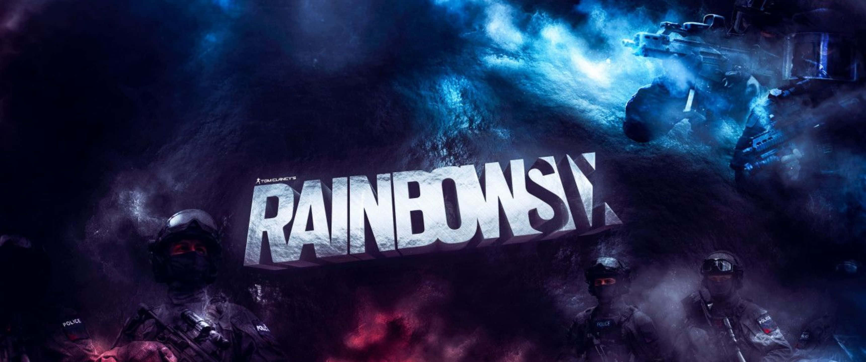 3440x1440p Rainbow Six Siege 桌布 壁紙 — Rainbow Six Siege 標誌在暴風雨般的藍色煙霧中發光，配備武裝幹員和未來車輛，處於黑暗戰場的混亂之中。