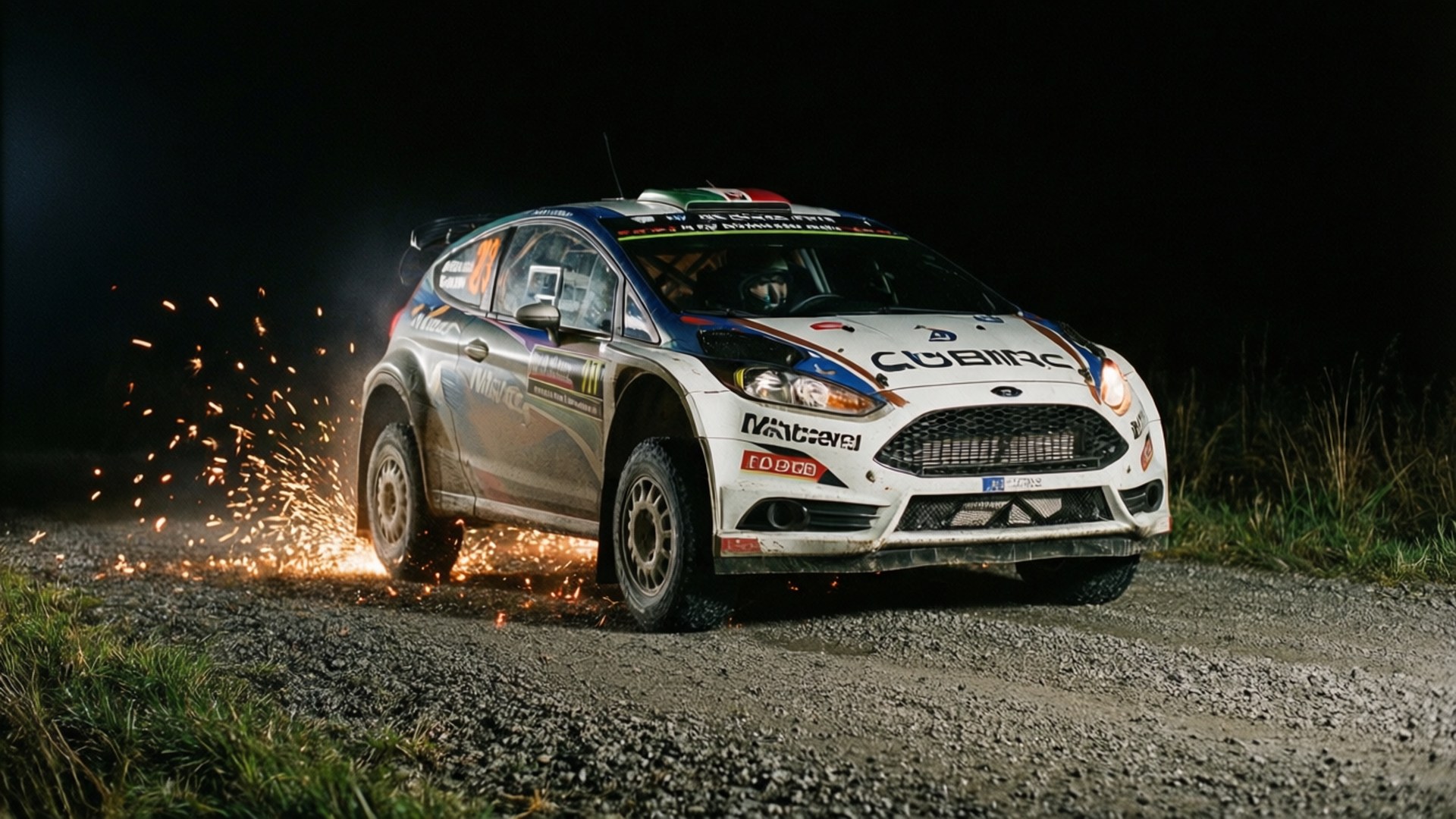 Wrc Rally 桌布 壁紙 — 一輛拉力賽車在夜間高速駛過黑暗的碎石路，車輪下濺起明亮的火花。