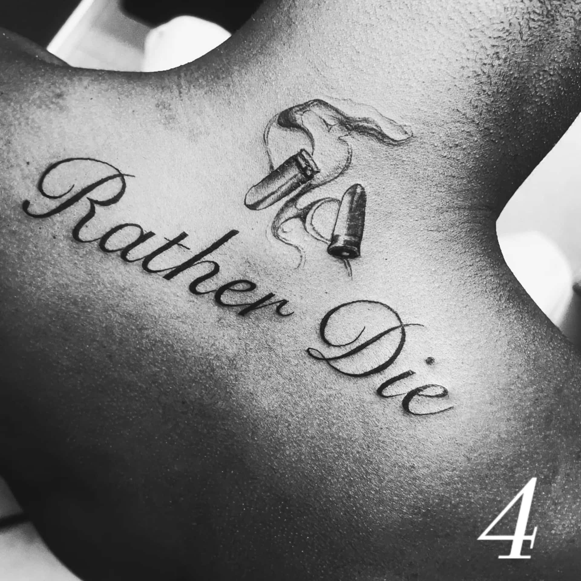 背上的刺青寫著「Rather Die」，上方有兩個彈殼和煙霧。