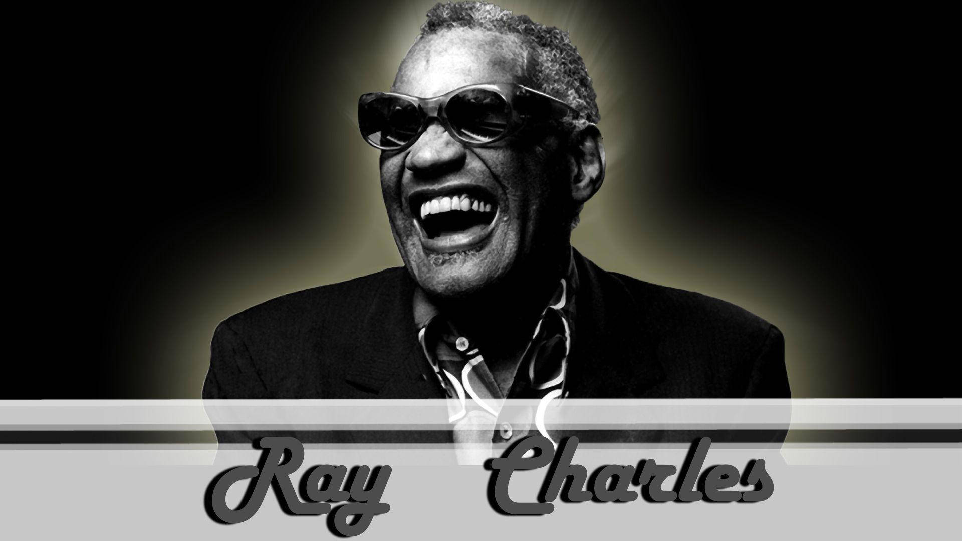 黑白 桌布 壁紙 — Ray Charles 在黑白肖像中愉快地大笑，帶有戲劇性的背光及下方的名字橫幅。