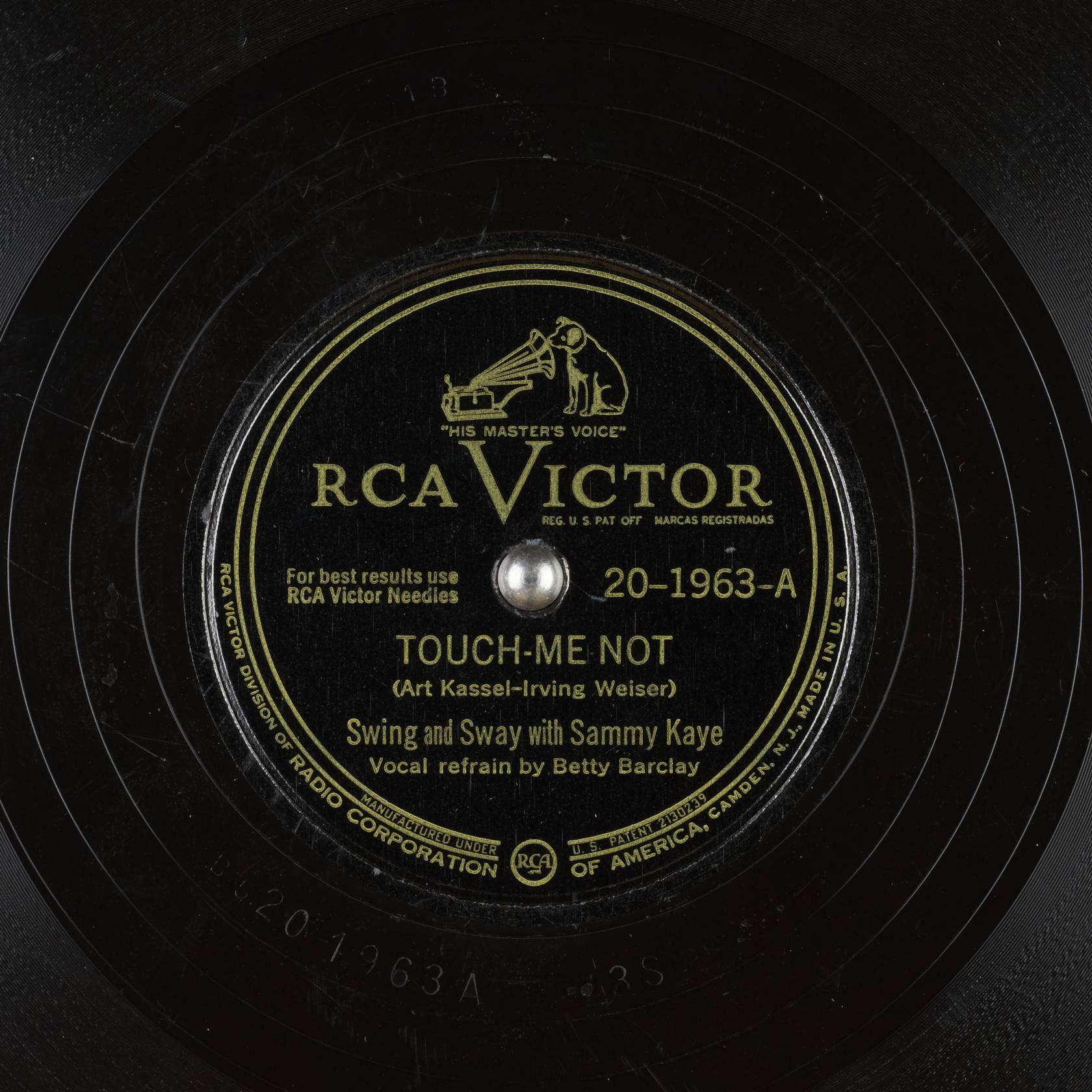 vinyl 桌布 壁紙 — RCA Victor 黑膠唱片標籤特寫，金色文字和標誌顯示歌曲名稱和藝人詳細資訊。