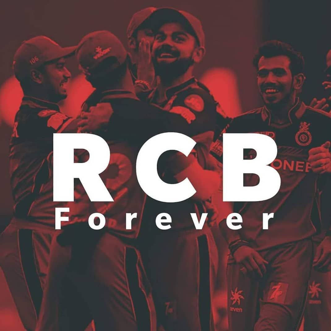 virat kohli rcb 桌布 壁紙 — RCB板球球員身穿隊服慶祝的紅色調照片，帶有粗體白色RCB Forever文字疊加。