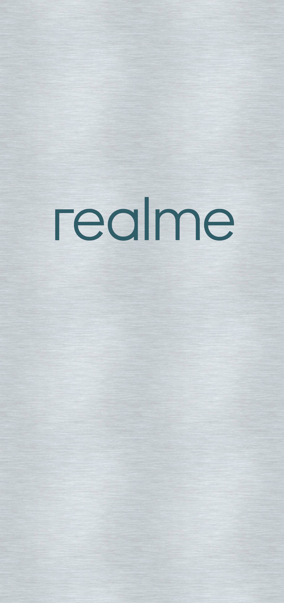 拉絲銀色金屬背景上的青綠色 Realme 標誌。 — Realme 壁紙 壁紙