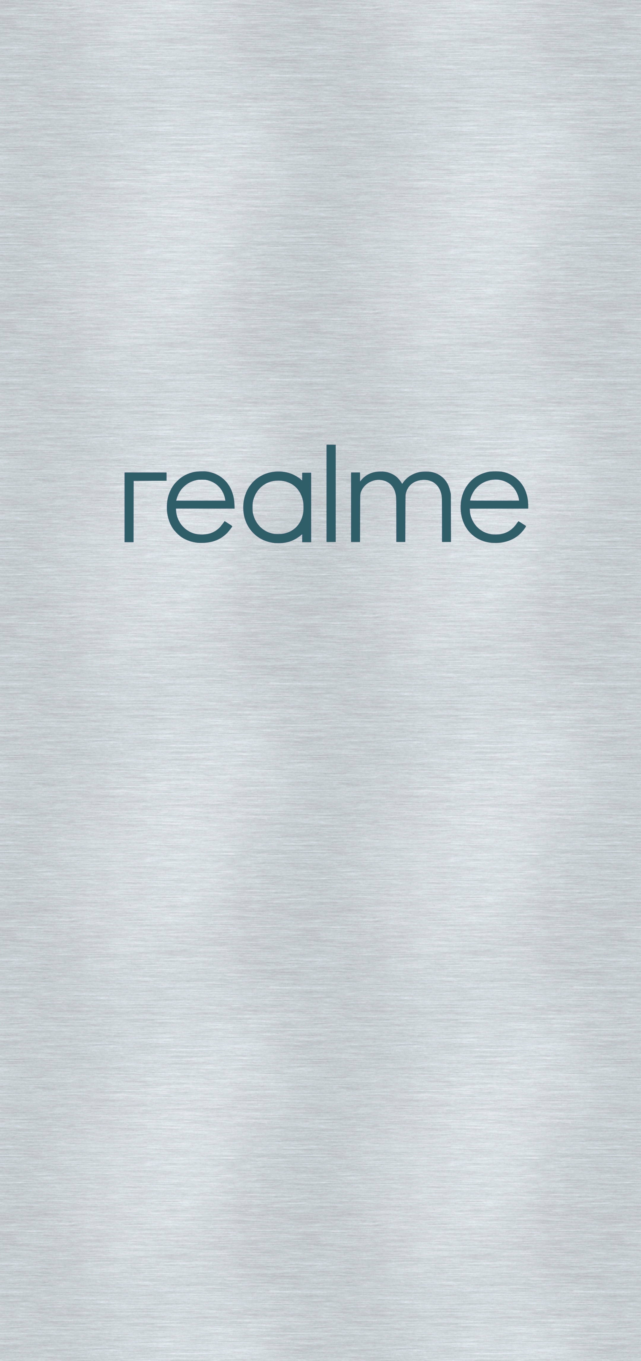 Silver 桌布 壁紙 — 「realme」一詞以青綠色字體居中顯示在拉絲銀色金屬背景上。