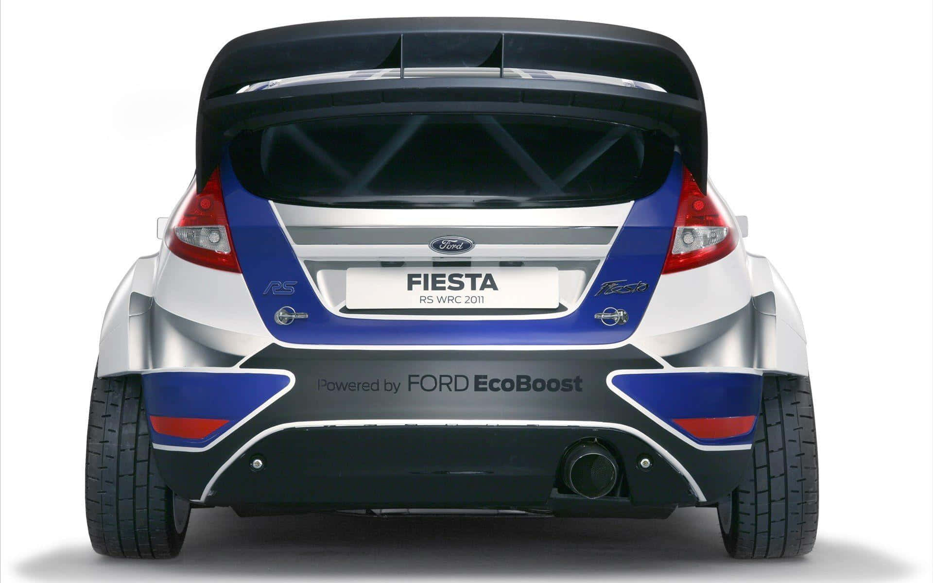 Ford Fiesta 桌布 壁紙 — 藍色和銀色福特 Fiesta RS WRC 2011 拉力賽車的後視圖，背景為純白色。